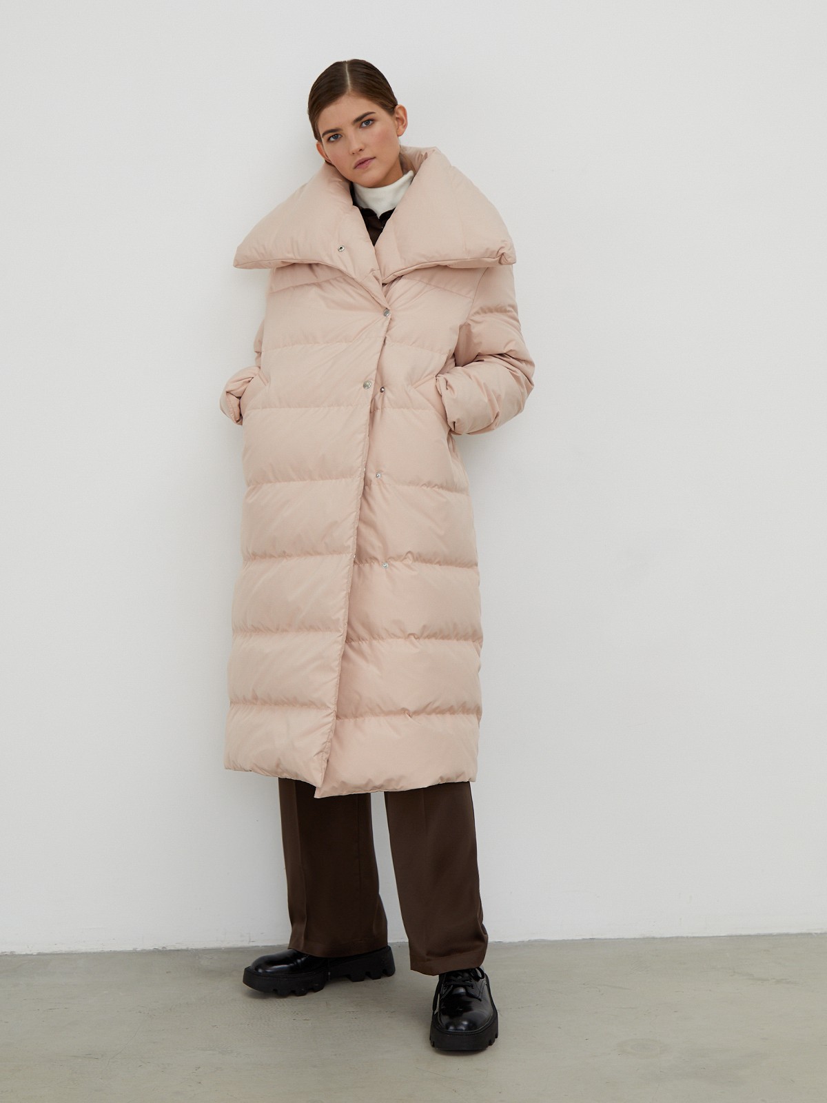 Стеганый пуховик - пик популярности в этом сезоне. Данная модель дополненавысоким воротом. Он позволяет носить пуховик без шарфа.
Изделие дополнено втачными карманами.Застежка на кнопки.
У модели удобный крой рукава, что позволяет подвернуть или укоротить его.

Защищает от ветра и дождя, держит тепло до -25.

На модели размер XS/S