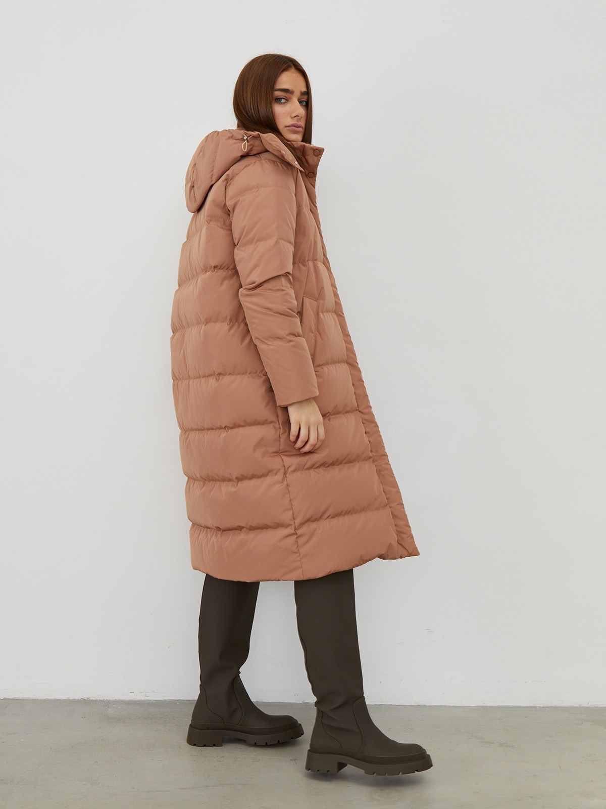 


Длинный пуховик с широкой продольной стежкой. Воротник на кнопках переходит в объемный капюшон на затягивающейся кулиске. Застежка-молния по центру. Наполнитель: гусиный пух/перо 85%/15%. Практичный и стильный выбор на каждый день.

Модель будет согревать вас до -25градусов.

На модели размер S