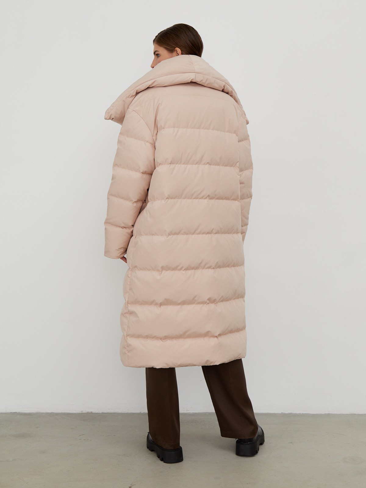 Стеганый пуховик - пик популярности в этом сезоне. Данная модель дополненавысоким воротом. Он позволяет носить пуховик без шарфа.
Изделие дополнено втачными карманами.Застежка на кнопки.
У модели удобный крой рукава, что позволяет подвернуть или укоротить его.

Защищает от ветра и дождя, держит тепло до -25.

На модели размер XS/S