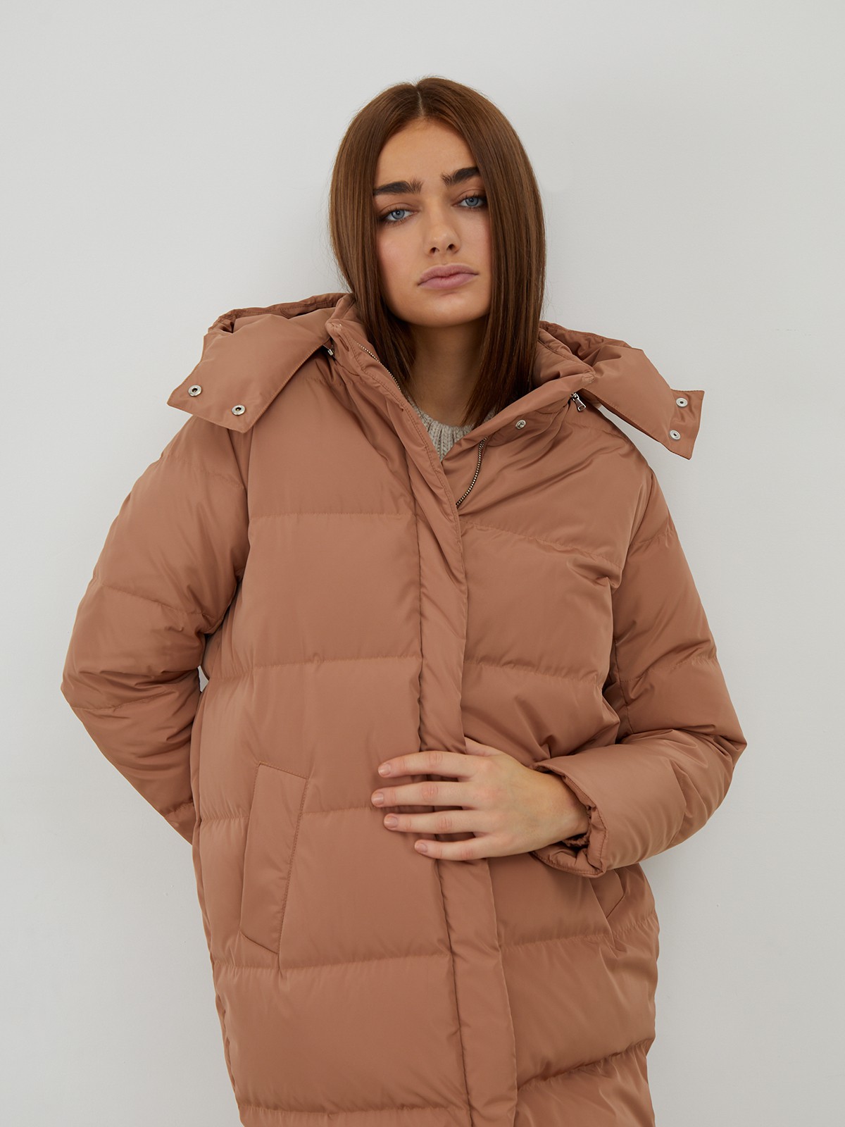 


Длинный пуховик с широкой продольной стежкой. Воротник на кнопках переходит в объемный капюшон на затягивающейся кулиске. Застежка-молния по центру. Наполнитель: гусиный пух/перо 85%/15%. Практичный и стильный выбор на каждый день.

Модель будет согревать вас до -25градусов.

На модели размер S