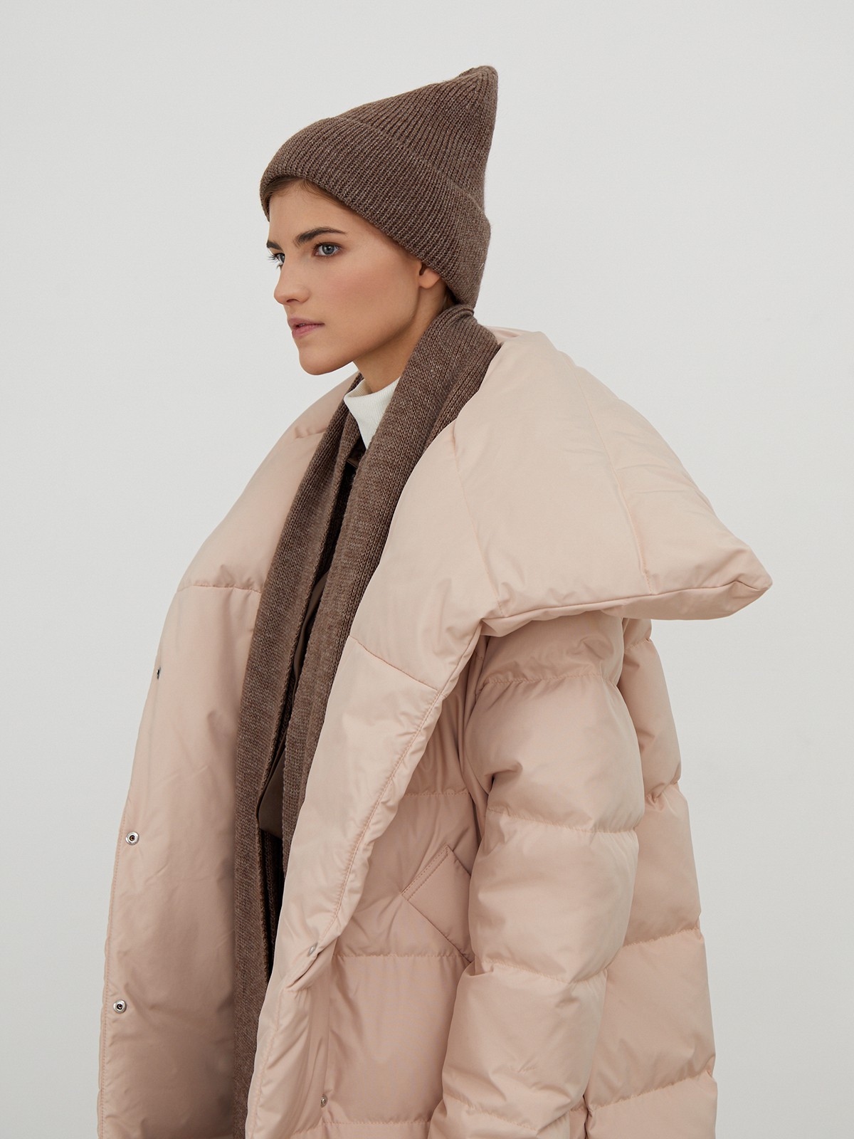 


Шапка бини из вязаного трикотажа с декоративным отворотом. Незаменимый аксессуар на зимний период.