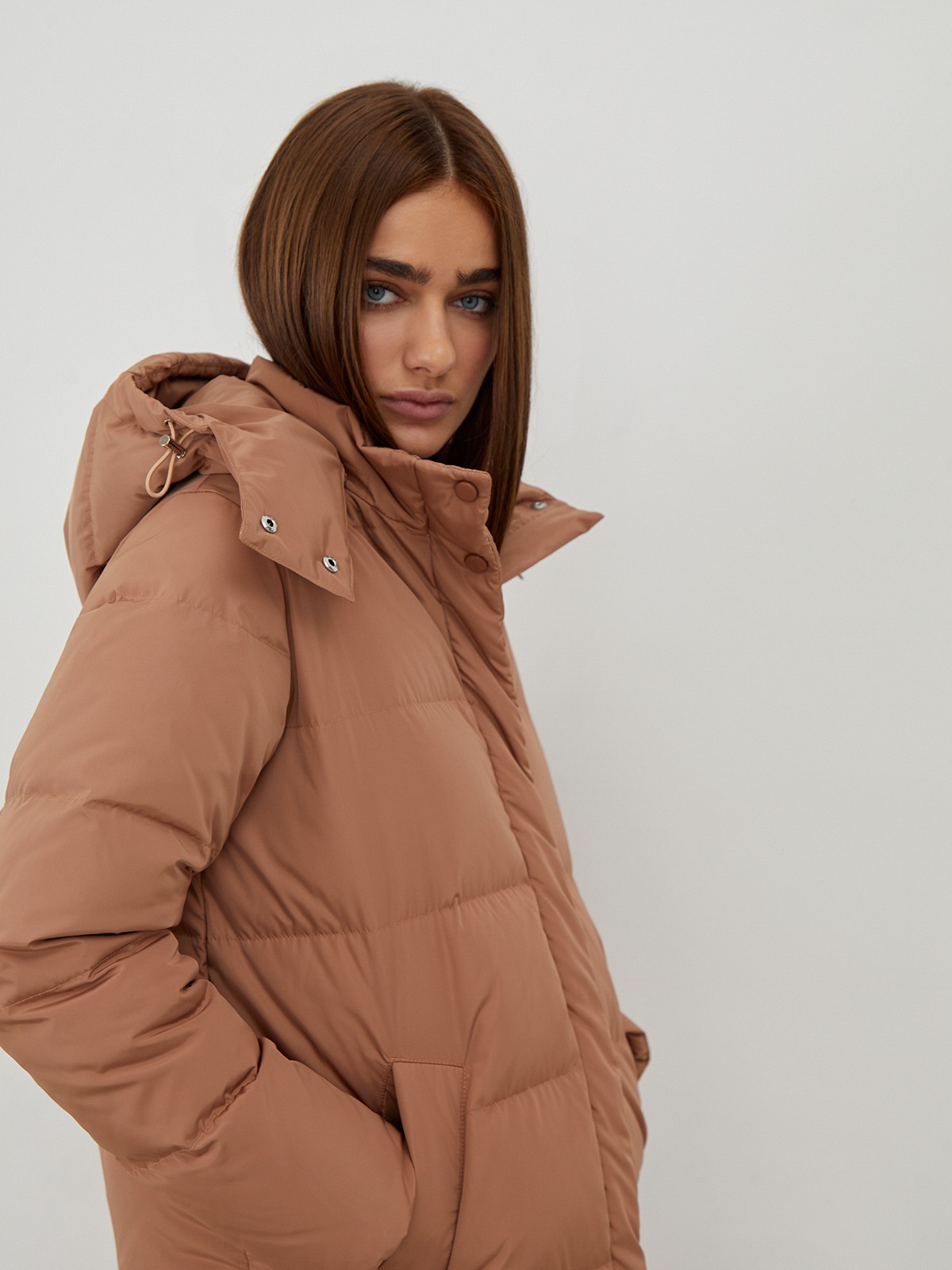 


Длинный пуховик с широкой продольной стежкой. Воротник на кнопках переходит в объемный капюшон на затягивающейся кулиске. Застежка-молния по центру. Наполнитель: гусиный пух/перо 85%/15%. Практичный и стильный выбор на каждый день.

Модель будет согревать вас до -25градусов.

На модели размер S