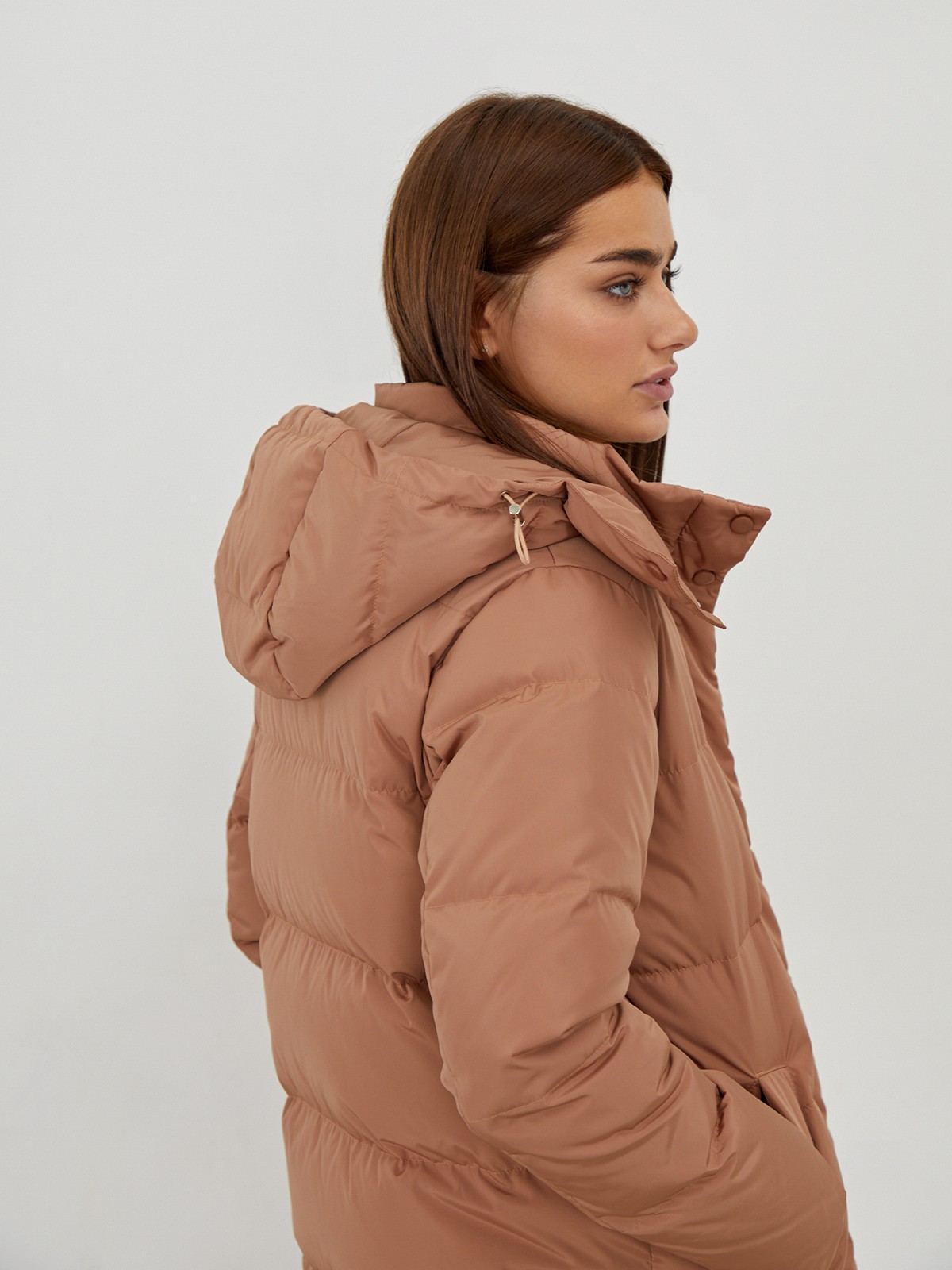 


Длинный пуховик с широкой продольной стежкой. Воротник на кнопках переходит в объемный капюшон на затягивающейся кулиске. Застежка-молния по центру. Наполнитель: гусиный пух/перо 85%/15%. Практичный и стильный выбор на каждый день.

Модель будет согревать вас до -25градусов.

На модели размер S