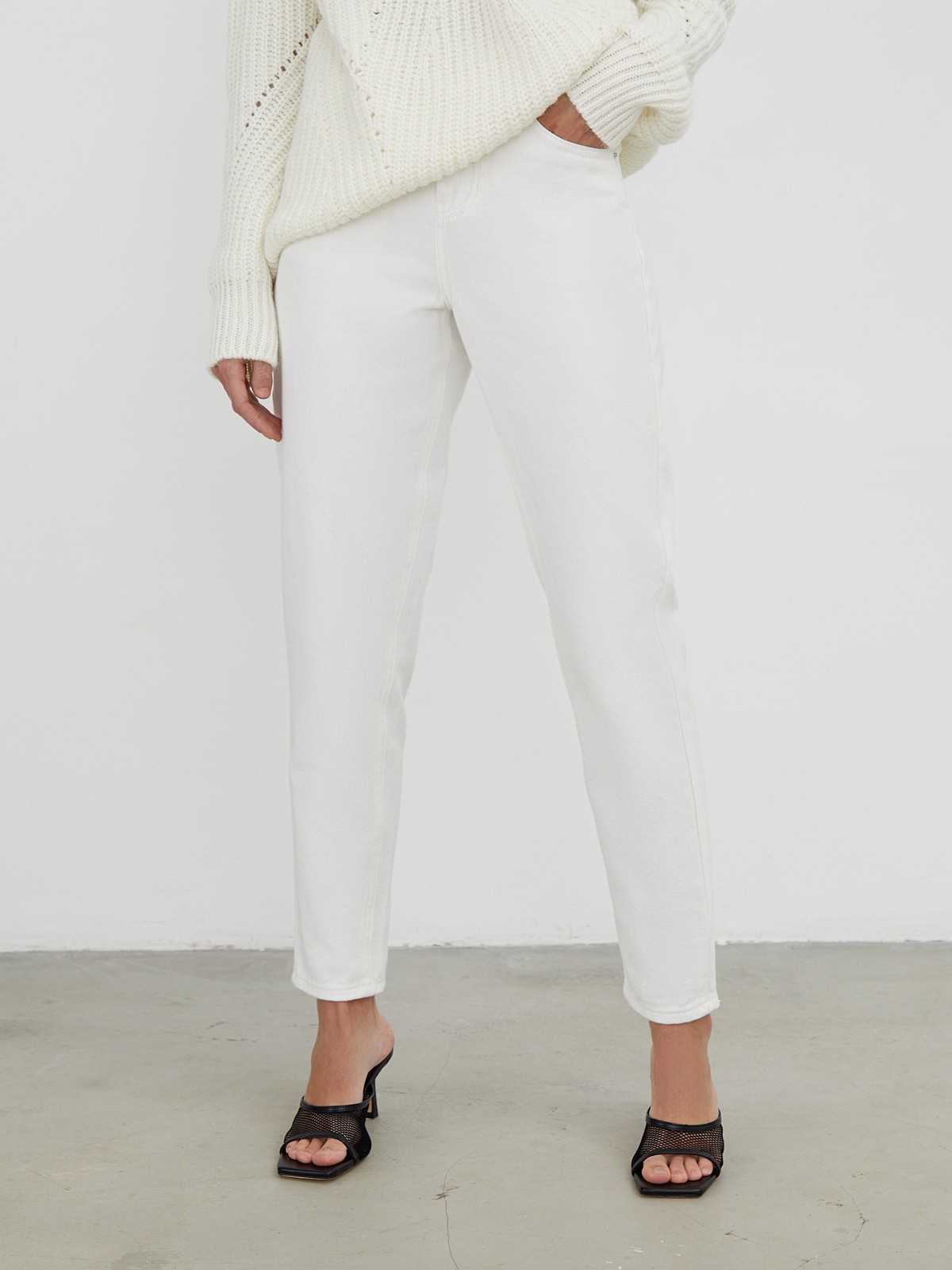 Базовые джинсы mom fit с пятью карманами. Выполнены из плотного материала, хорошо держат форму. Будьте внимательны: джинсы большемерят. Если вы носите размер S - выбирайте размер XS.

На модели размер XXS