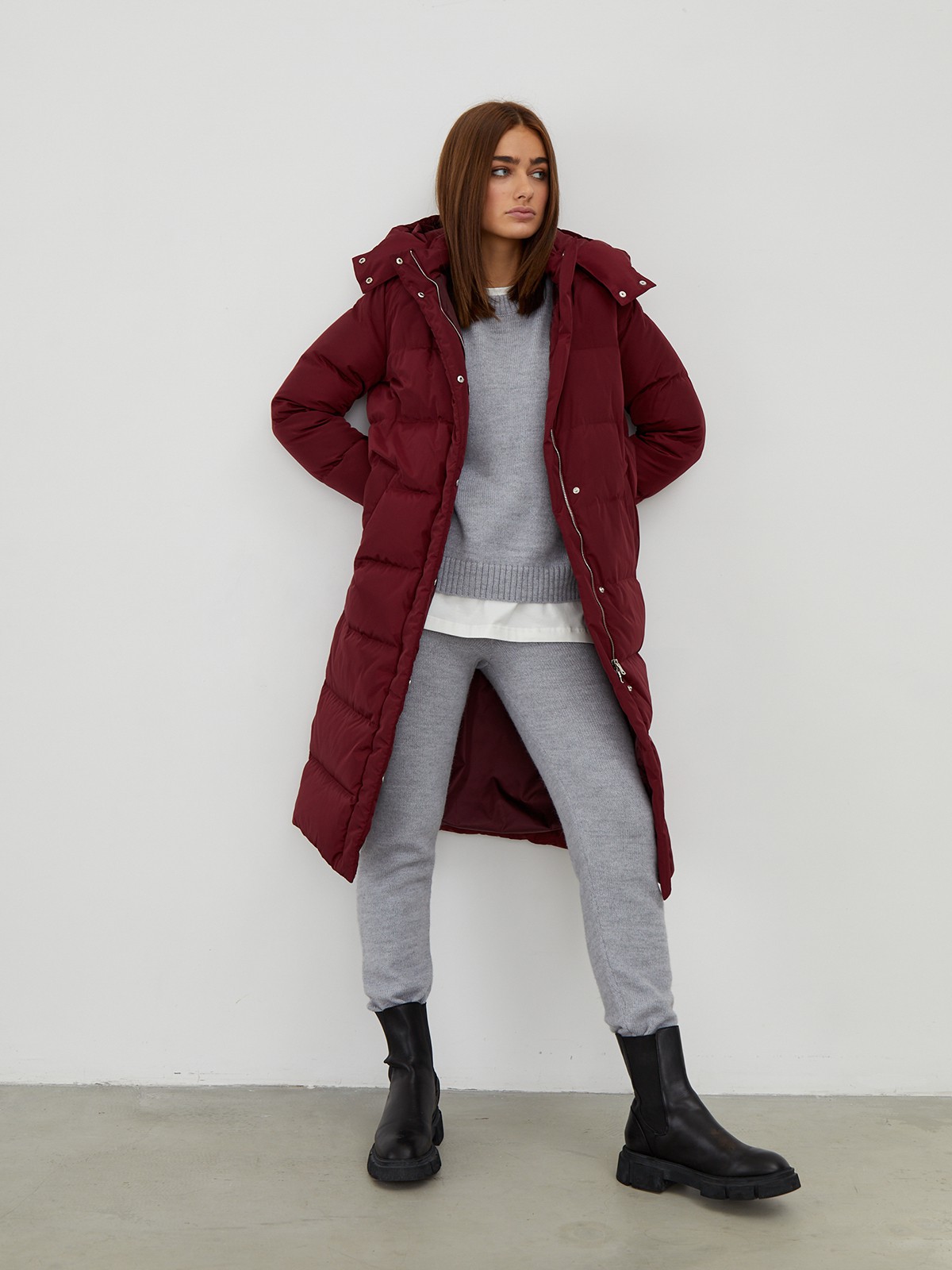 


Длинный пуховик с широкой продольной стежкой. Воротник на кнопках переходит в объемный капюшон на затягивающейся кулиске. Застежка-молния по центру. Наполнитель: гусиный пух/перо 85%/15%. Практичный и стильный выбор на каждый день.

Модель будет согревать вас до -25градусов.

На модели размер S