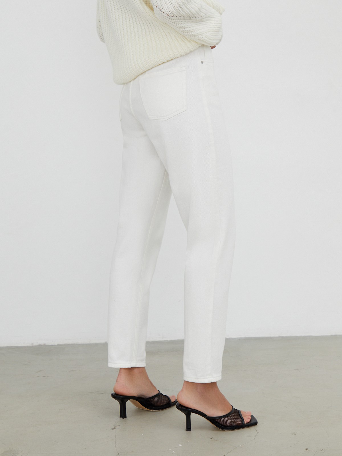 Базовые джинсы mom fit с пятью карманами. Выполнены из плотного материала, хорошо держат форму. Будьте внимательны: джинсы большемерят. Если вы носите размер S - выбирайте размер XS.

На модели размер XXS