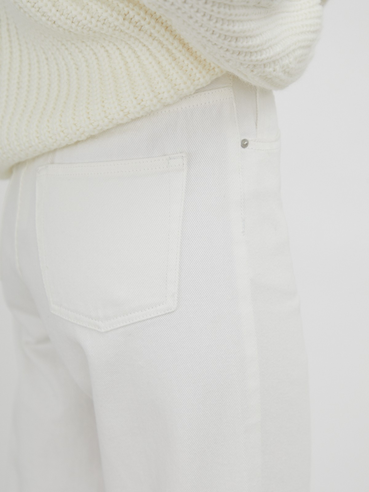 Базовые джинсы mom fit с пятью карманами. Выполнены из плотного материала, хорошо держат форму. Будьте внимательны: джинсы большемерят. Если вы носите размер S - выбирайте размер XS.

На модели размер XXS