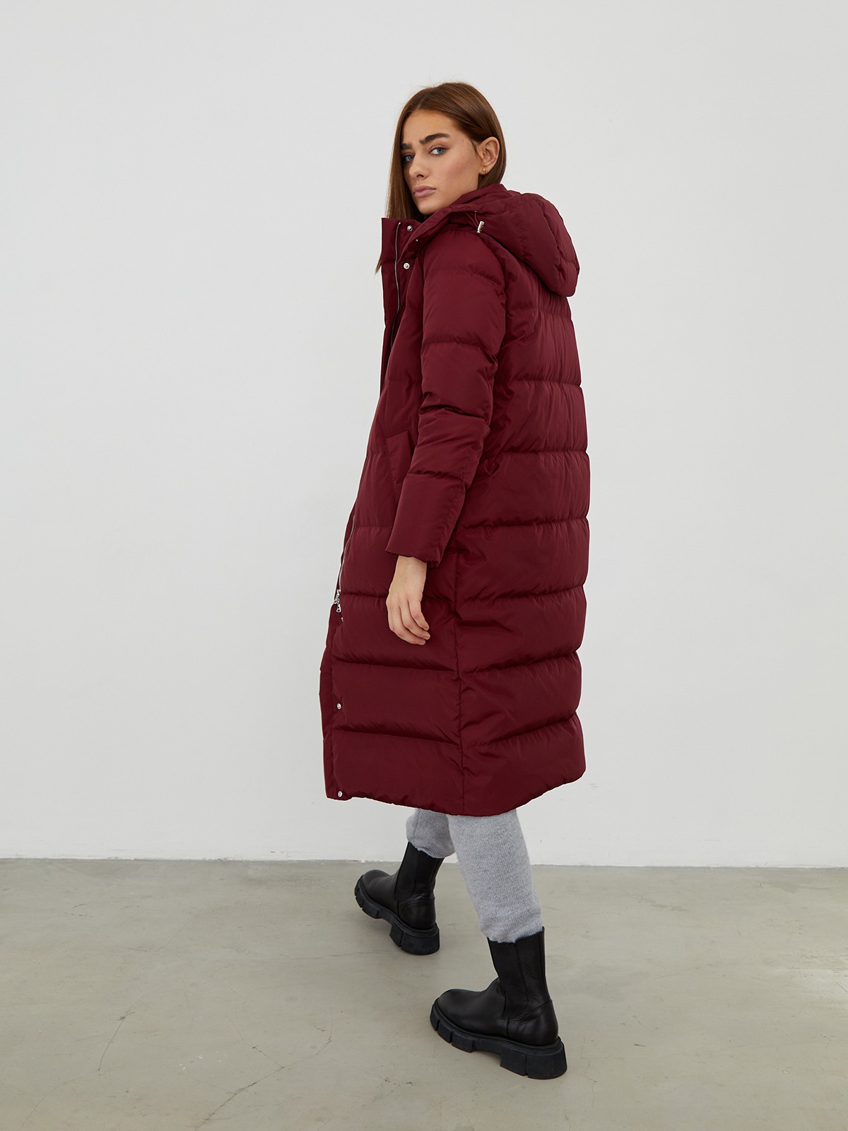 


Длинный пуховик с широкой продольной стежкой. Воротник на кнопках переходит в объемный капюшон на затягивающейся кулиске. Застежка-молния по центру. Наполнитель: гусиный пух/перо 85%/15%. Практичный и стильный выбор на каждый день.

Модель будет согревать вас до -25градусов.

На модели размер S