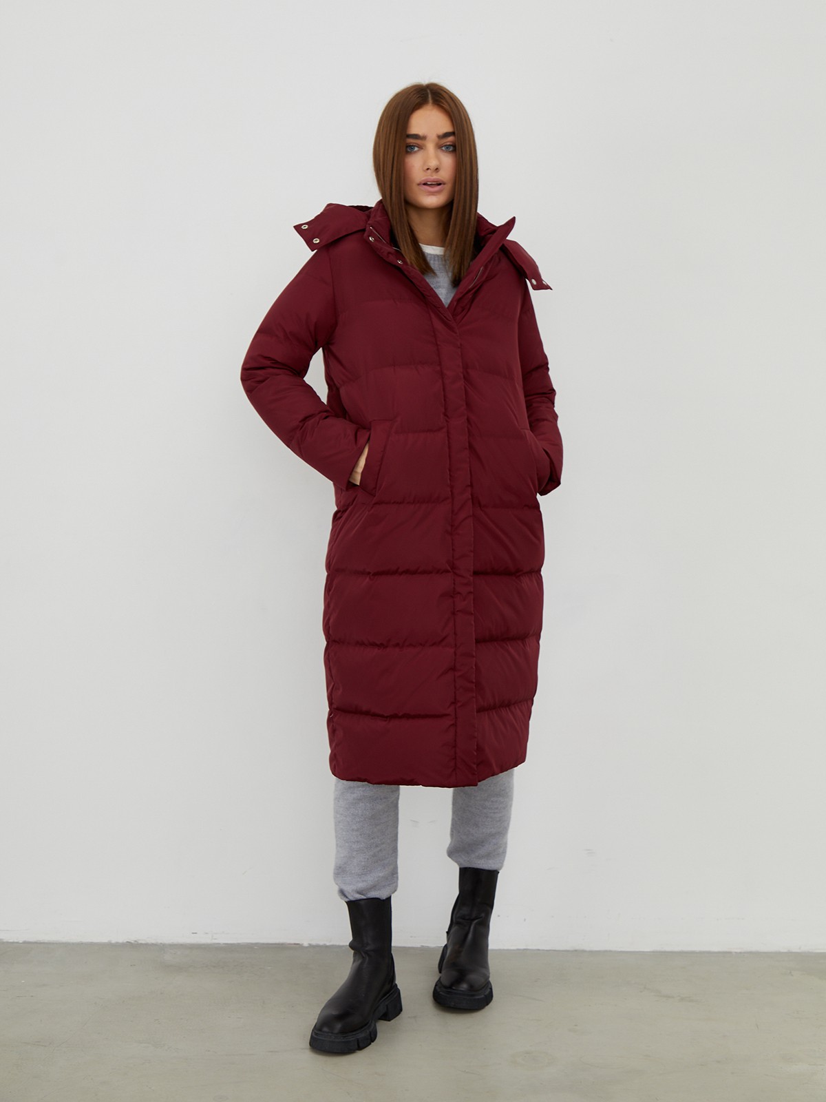 


Длинный пуховик с широкой продольной стежкой. Воротник на кнопках переходит в объемный капюшон на затягивающейся кулиске. Застежка-молния по центру. Наполнитель: гусиный пух/перо 85%/15%. Практичный и стильный выбор на каждый день.

Модель будет согревать вас до -25градусов.

На модели размер S