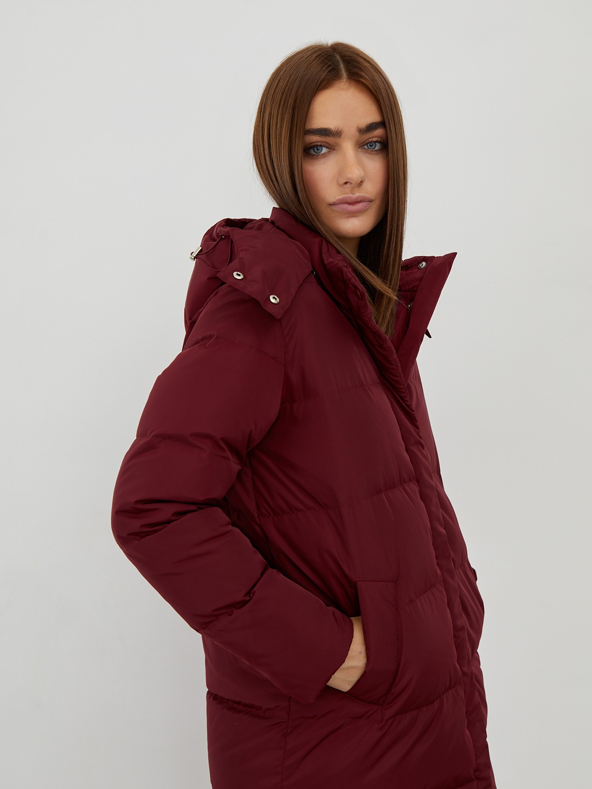 


Длинный пуховик с широкой продольной стежкой. Воротник на кнопках переходит в объемный капюшон на затягивающейся кулиске. Застежка-молния по центру. Наполнитель: гусиный пух/перо 85%/15%. Практичный и стильный выбор на каждый день.

Модель будет согревать вас до -25градусов.

На модели размер S