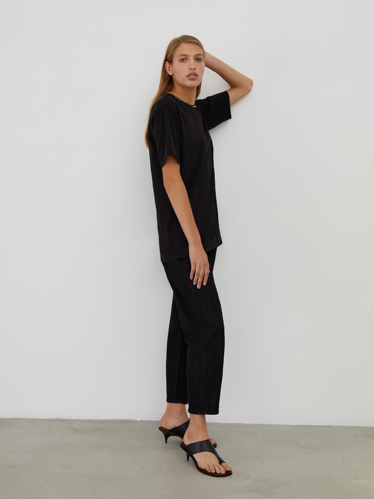 


Футболка удлиненного oversize кроя выполнена из хлопковой ткани и оформлена короткими рукавами и круглым вырезом с плоской окантовкой. Носите навыпуск или заправленной в контрастную юбку, шорты или брюки.

На модели размер XS/S