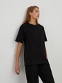 


Футболка удлиненного oversize кроя выполнена из хлопковой ткани и оформлена короткими рукавами и круглым вырезом с плоской окантовкой. Носите навыпуск или заправленной в контрастную юбку, шорты или брюки.

На модели размер XS/S
