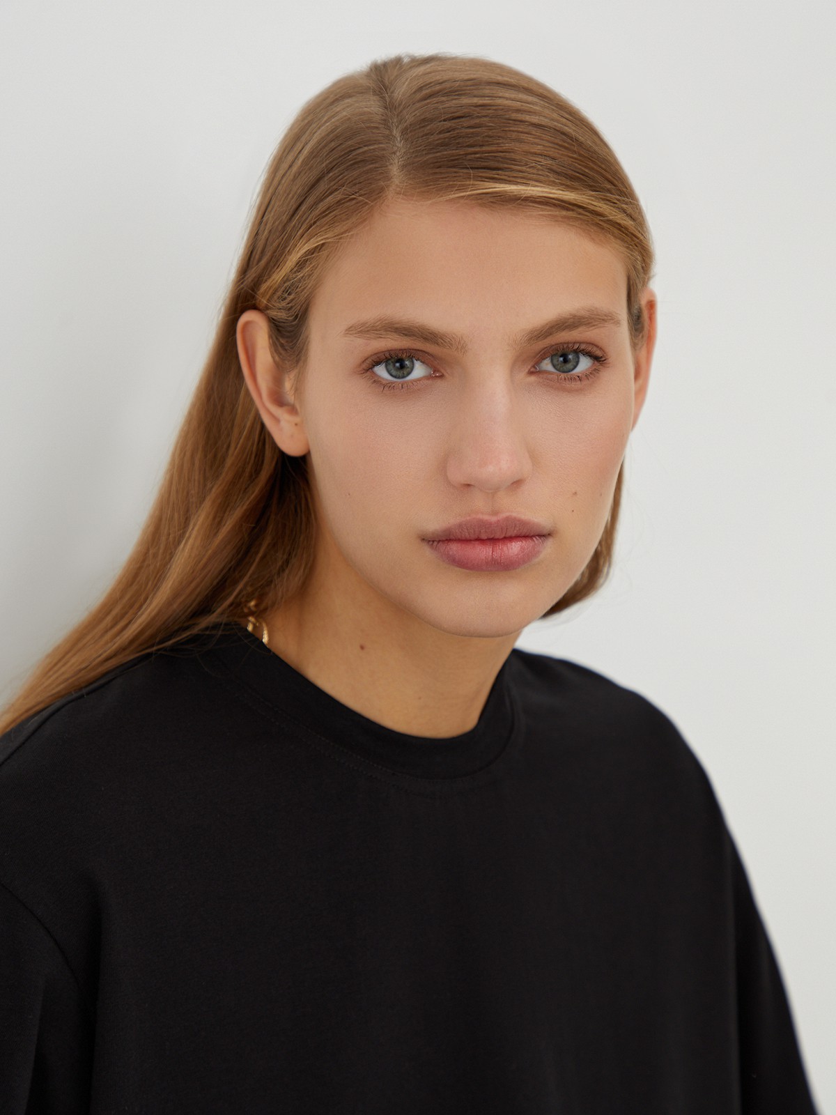 


Футболка удлиненного oversize кроя выполнена из хлопковой ткани и оформлена короткими рукавами и круглым вырезом с плоской окантовкой. Носите навыпуск или заправленной в контрастную юбку, шорты или брюки.

На модели размер XS/S