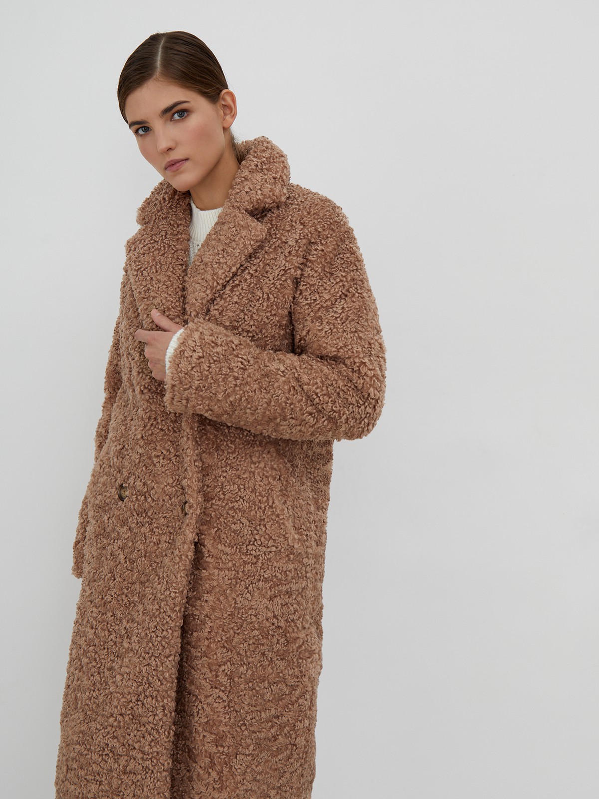 


Шуба чебурашка из мягкого кудрявого экомеха. Модель на двубортной застежке с широкими лацканами, воротником и прорезными карманами. Наполнитель из натуральной шерсти и полиэстера спасет от холода. Практичный и стильный выбор на каждый день.

Температурный режим: до -10 градусов

На модели размер XS/S