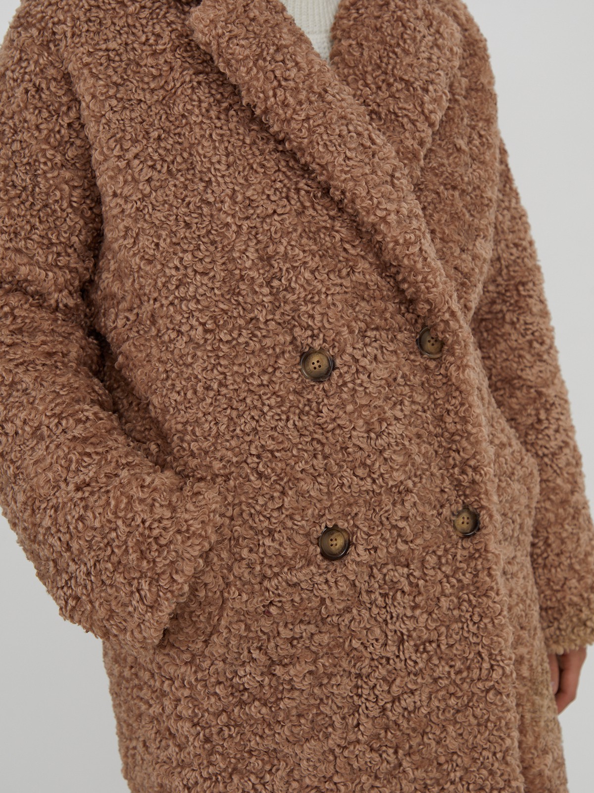 


Шуба чебурашка из мягкого кудрявого экомеха. Модель на двубортной застежке с широкими лацканами, воротником и прорезными карманами. Наполнитель из натуральной шерсти и полиэстера спасет от холода. Практичный и стильный выбор на каждый день.

Температурный режим: до -10 градусов

На модели размер XS/S