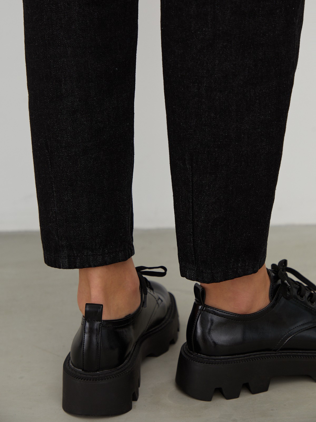 Джинсы SLOUCHY с высокой посадкой, цвет: Черный Allweneed
Джинсы SLOUCHY объемного кроя с высокой посадкой на талии. Комфортная и практичная модель для повседневной носки.
На модели размер XS