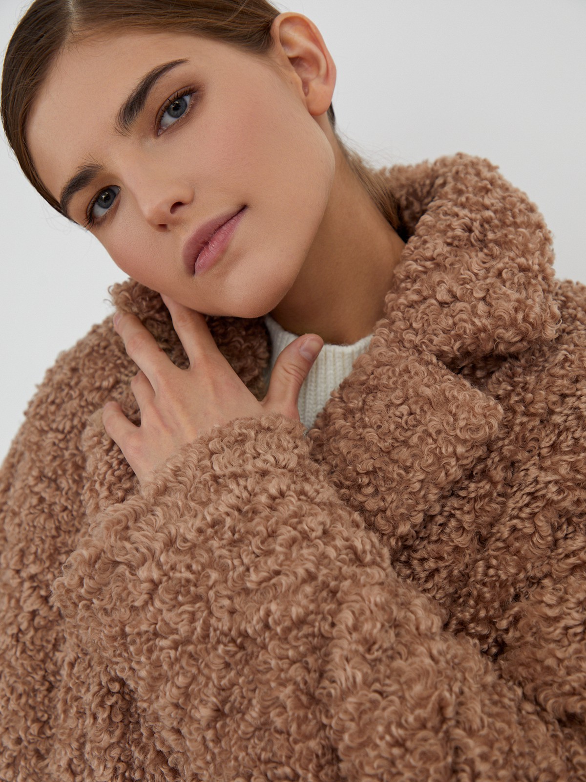 


Шуба чебурашка из мягкого кудрявого экомеха. Модель на двубортной застежке с широкими лацканами, воротником и прорезными карманами. Наполнитель из натуральной шерсти и полиэстера спасет от холода. Практичный и стильный выбор на каждый день.

Температурный режим: до -10 градусов

На модели размер XS/S