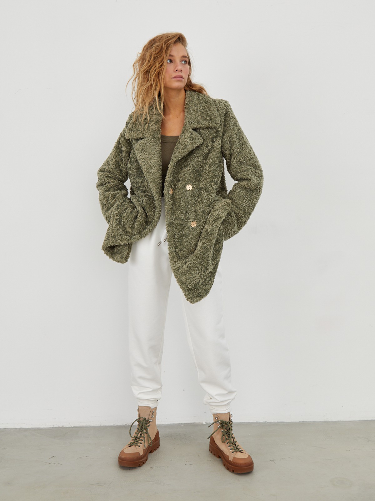 Укороченная шуба из искусственного меха с отделкой под овчину. Застегивается на кнопки. Универсальный фасон позволяет создавать как повседневные, так и вечерние образы.

Температурный режим: до -7/-10 градусов

На модели размер XS