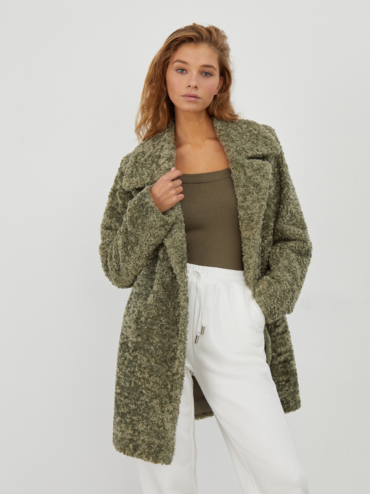 Укороченная шуба из искусственного меха с отделкой под овчину. Застегивается на кнопки. Универсальный фасон позволяет создавать как повседневные, так и вечерние образы.

Температурный режим: до -7/-10 градусов

На модели размер XS