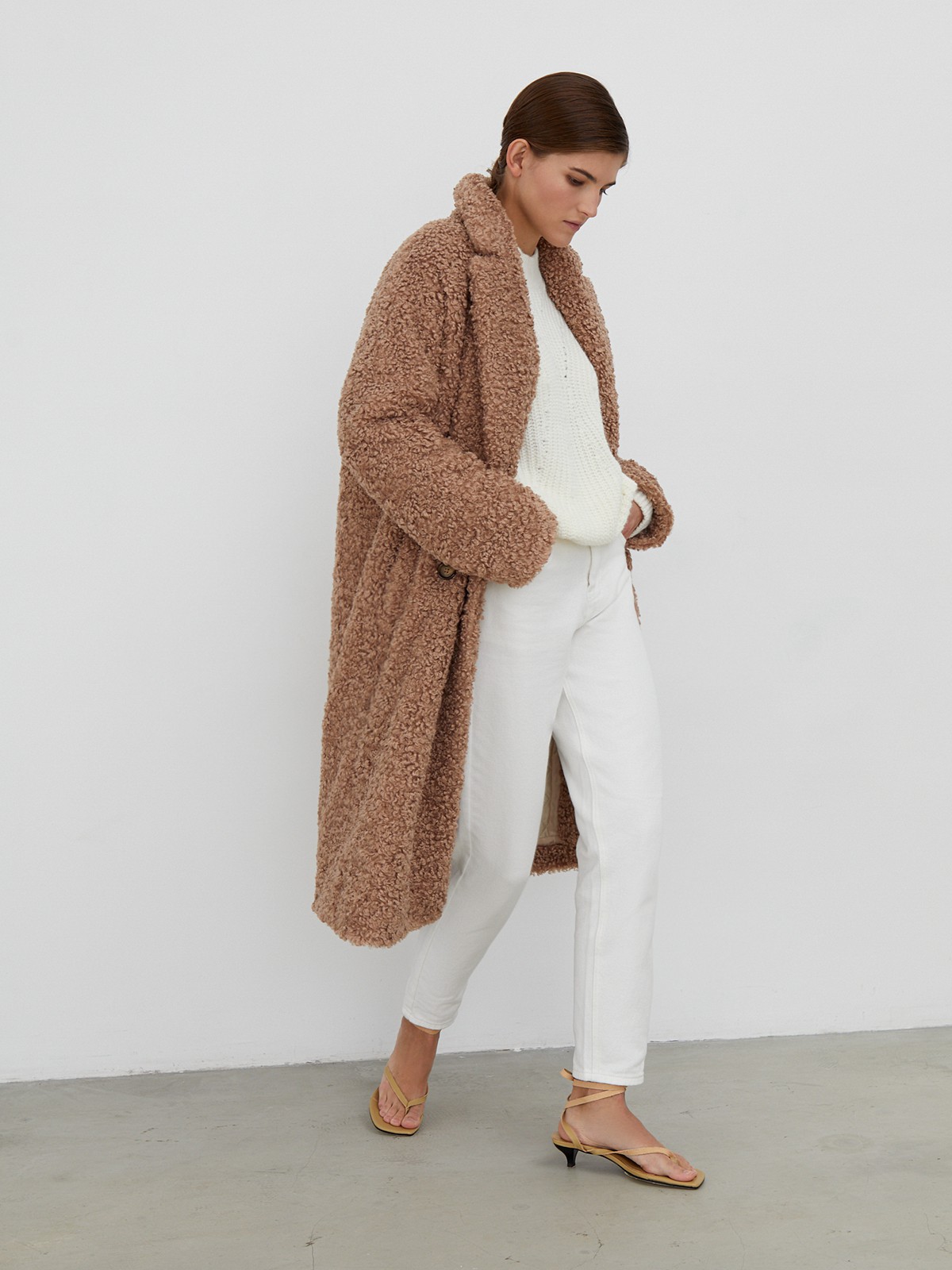 


Шуба чебурашка из мягкого кудрявого экомеха. Модель на двубортной застежке с широкими лацканами, воротником и прорезными карманами. Наполнитель из натуральной шерсти и полиэстера спасет от холода. Практичный и стильный выбор на каждый день.

Температурный режим: до -10 градусов

На модели размер XS/S