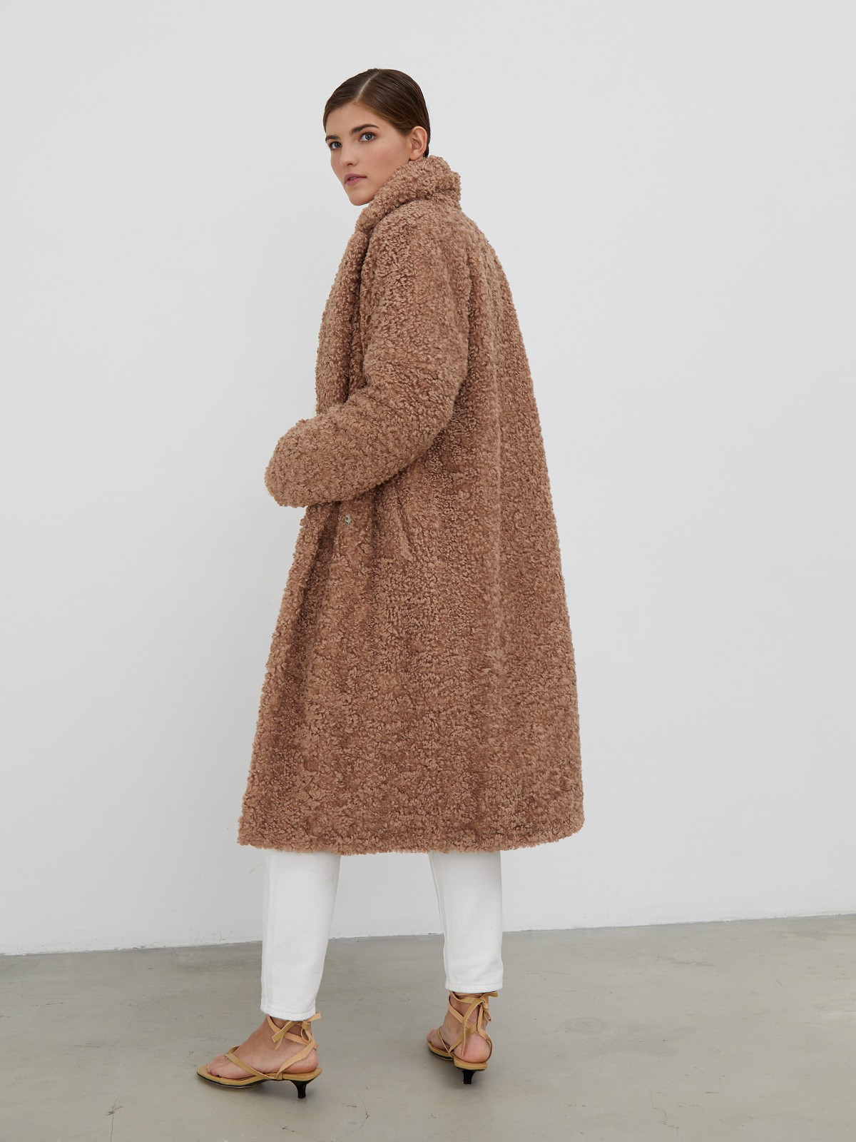 


Шуба чебурашка из мягкого кудрявого экомеха. Модель на двубортной застежке с широкими лацканами, воротником и прорезными карманами. Наполнитель из натуральной шерсти и полиэстера спасет от холода. Практичный и стильный выбор на каждый день.

Температурный режим: до -10 градусов

На модели размер XS/S