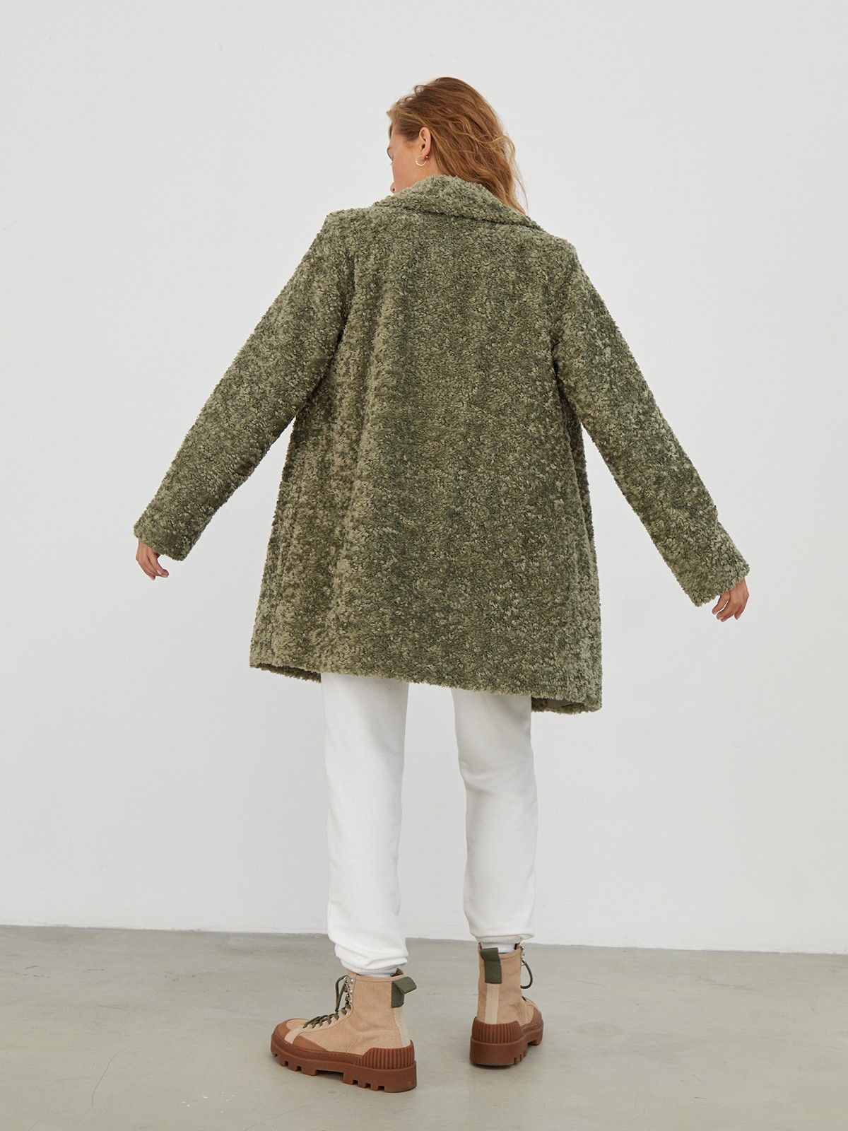 Укороченная шуба из искусственного меха с отделкой под овчину. Застегивается на кнопки. Универсальный фасон позволяет создавать как повседневные, так и вечерние образы.

Температурный режим: до -7/-10 градусов

На модели размер XS