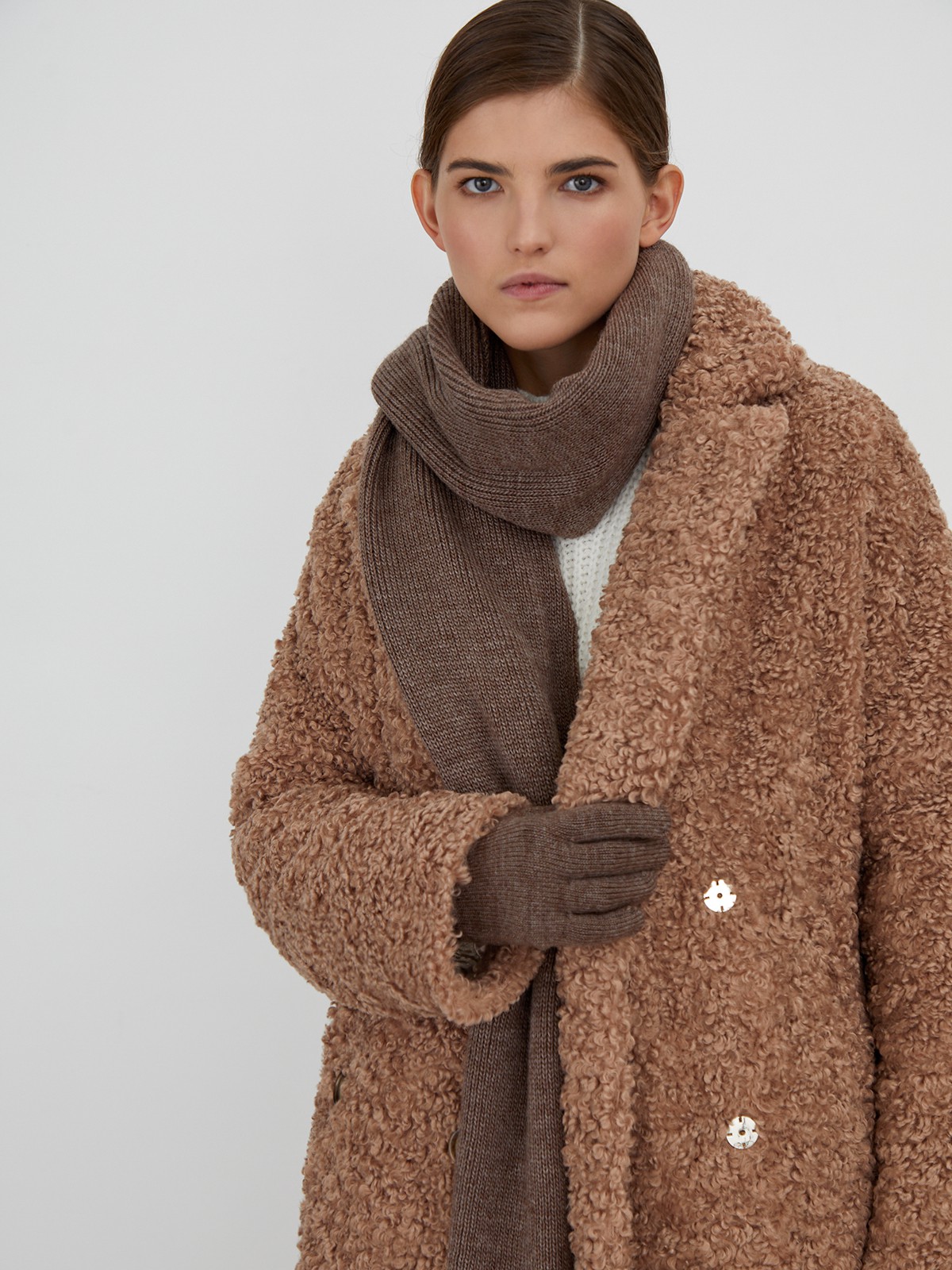 


Вязаные перчатки из нежного трикотажа. Широкая ребристая отделка по краю. Незаменимый аксессуар на зимний период.