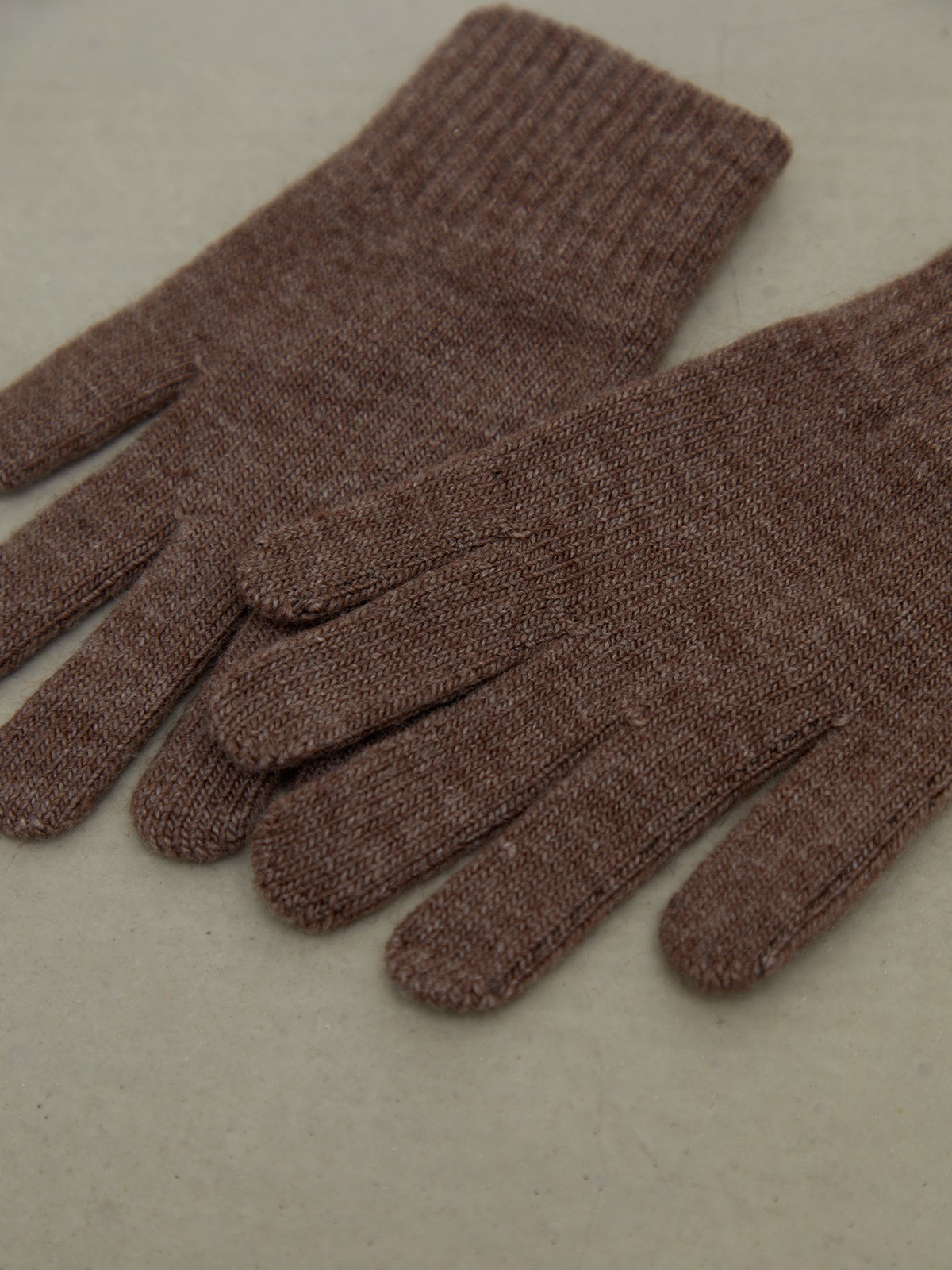 


Вязаные перчатки из нежного трикотажа. Широкая ребристая отделка по краю. Незаменимый аксессуар на зимний период.