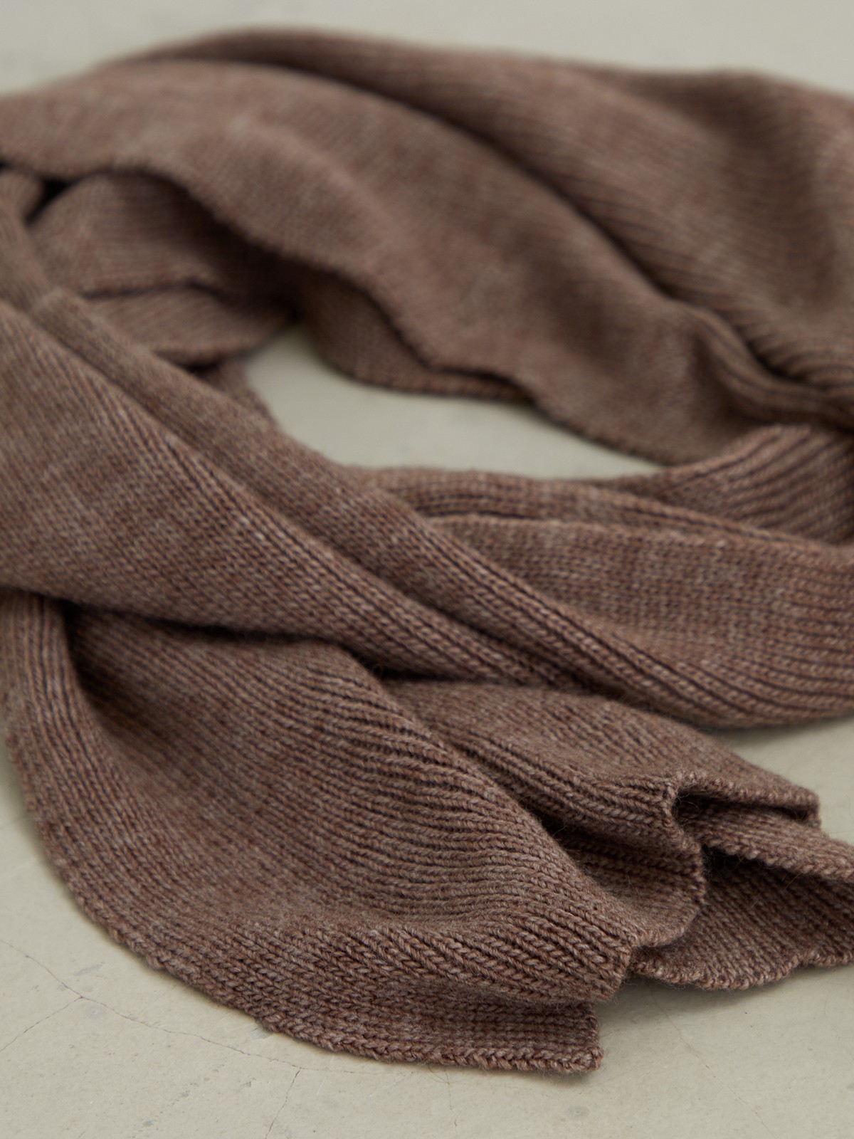 


Широкий длинный шарф в текстурный рубчик. Незаменимый аксессуар на зимний период.