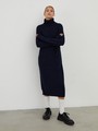 Трикотажное платье длины миди прямого кроя. Дополнено широким высоким воротом. По низу рукава и низу изделия притачан манжет, что создает удобство при ношении платья. Идеальный вариант для прохладных зимнихпрогулок и уютных посиделок с друзьями.