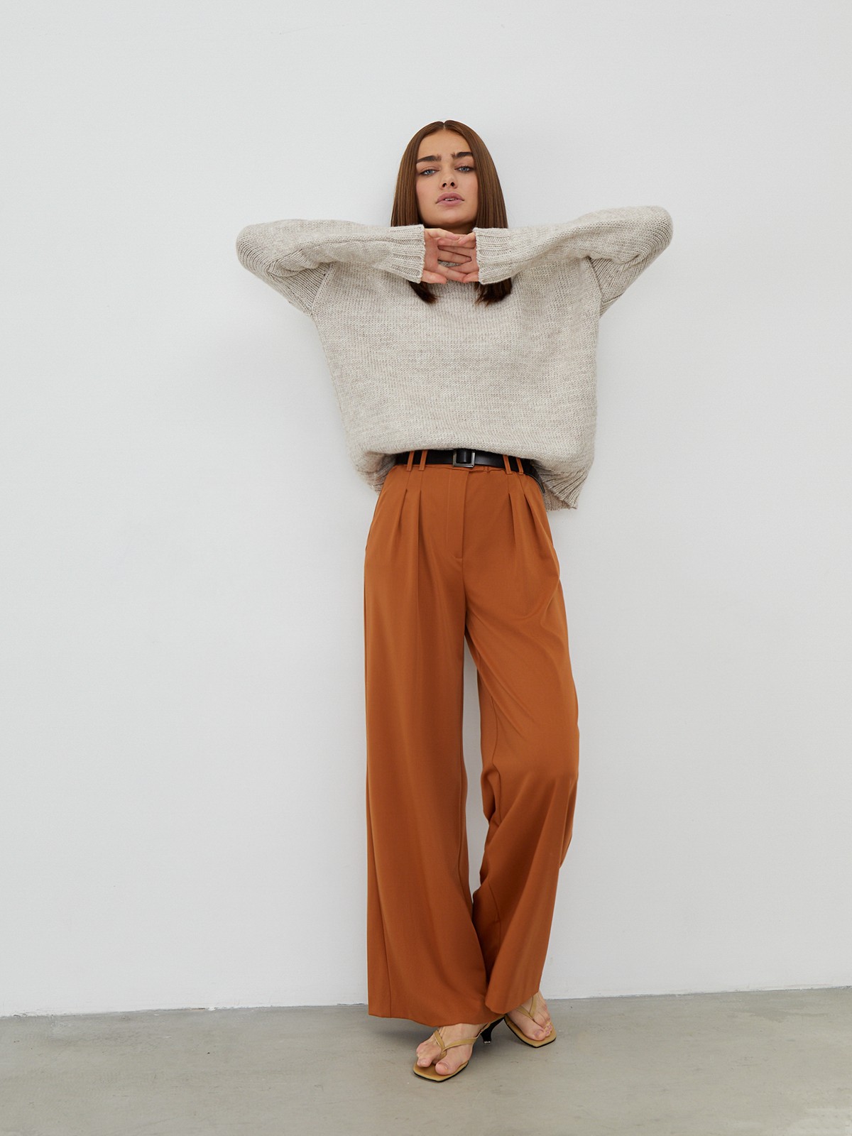 Oversize джемпер крупной вязки, цвет: светло-бежевый Allweneed
Джемпер oversize кроя из смесовой шерсти крупной вязки. Круглая горловина, манжеты и низ с ребристой окантовкой. Приспущенная плечевая линия.
На модели размер M/L