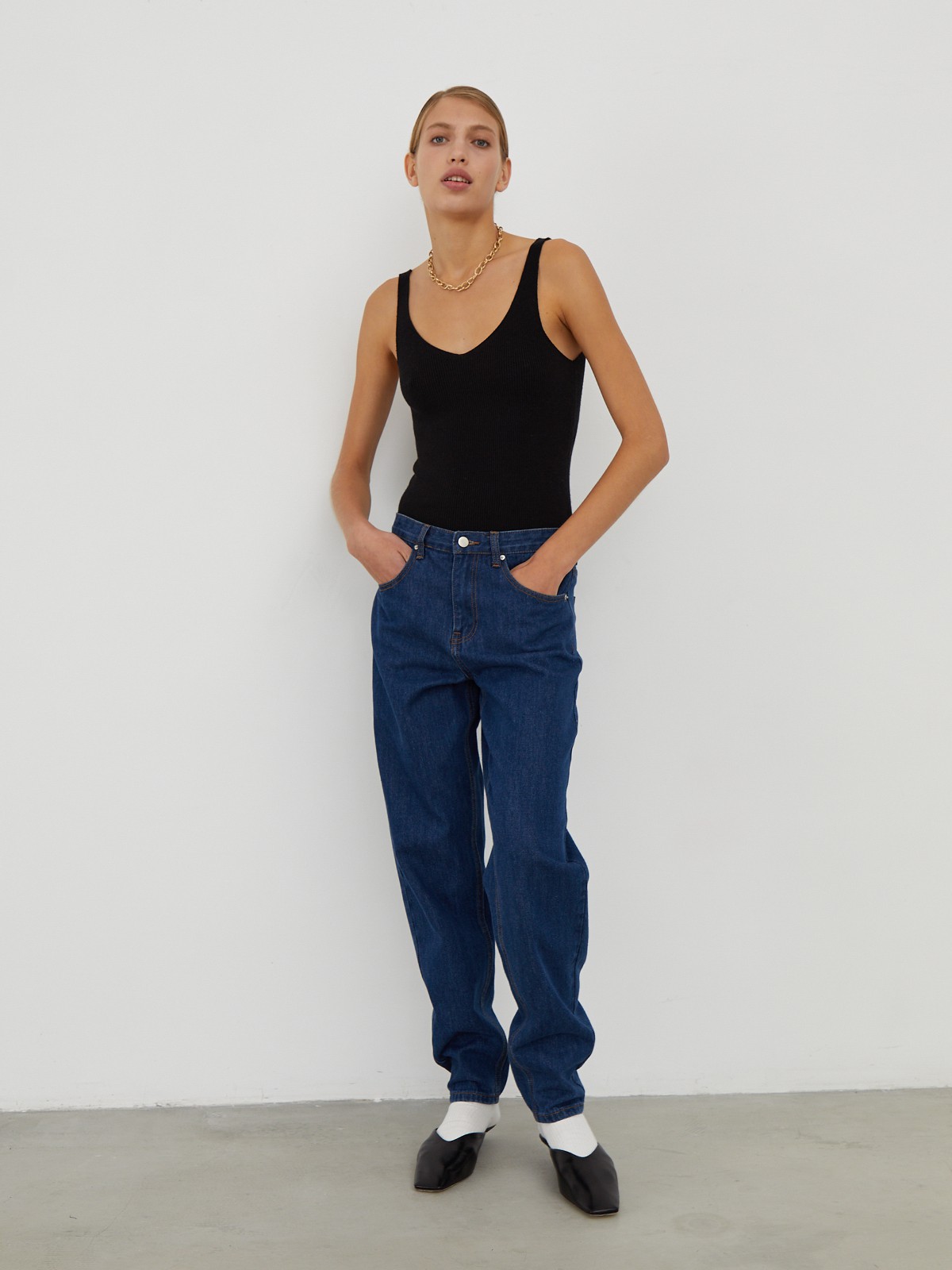 


Топ сV-образнымвырезом, и бретелями из вязаного ребристого трикотажа. Облегающий крой подчеркивает фигуру.

На модели размер XS