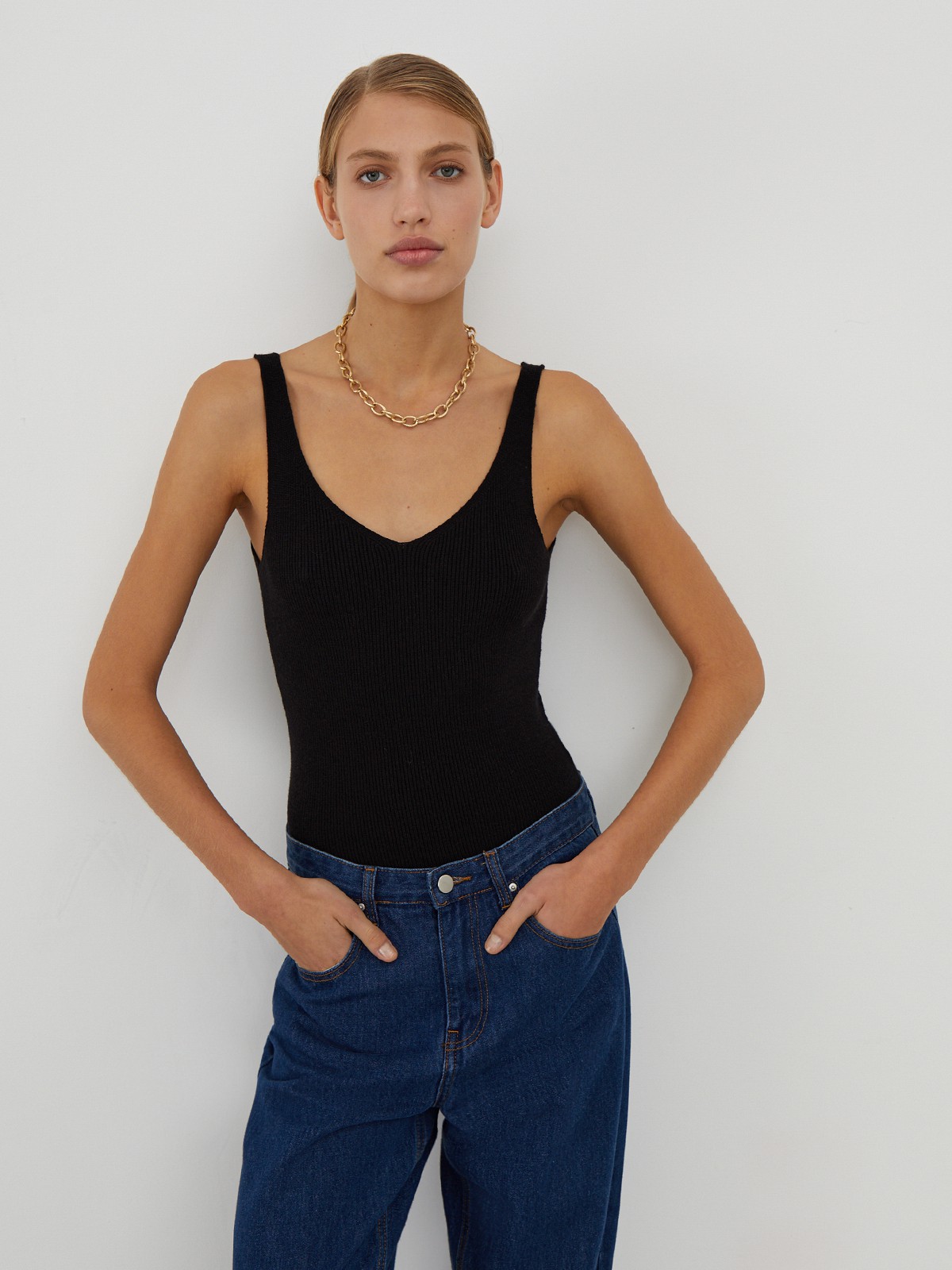 


Топ сV-образнымвырезом, и бретелями из вязаного ребристого трикотажа. Облегающий крой подчеркивает фигуру.

На модели размер XS