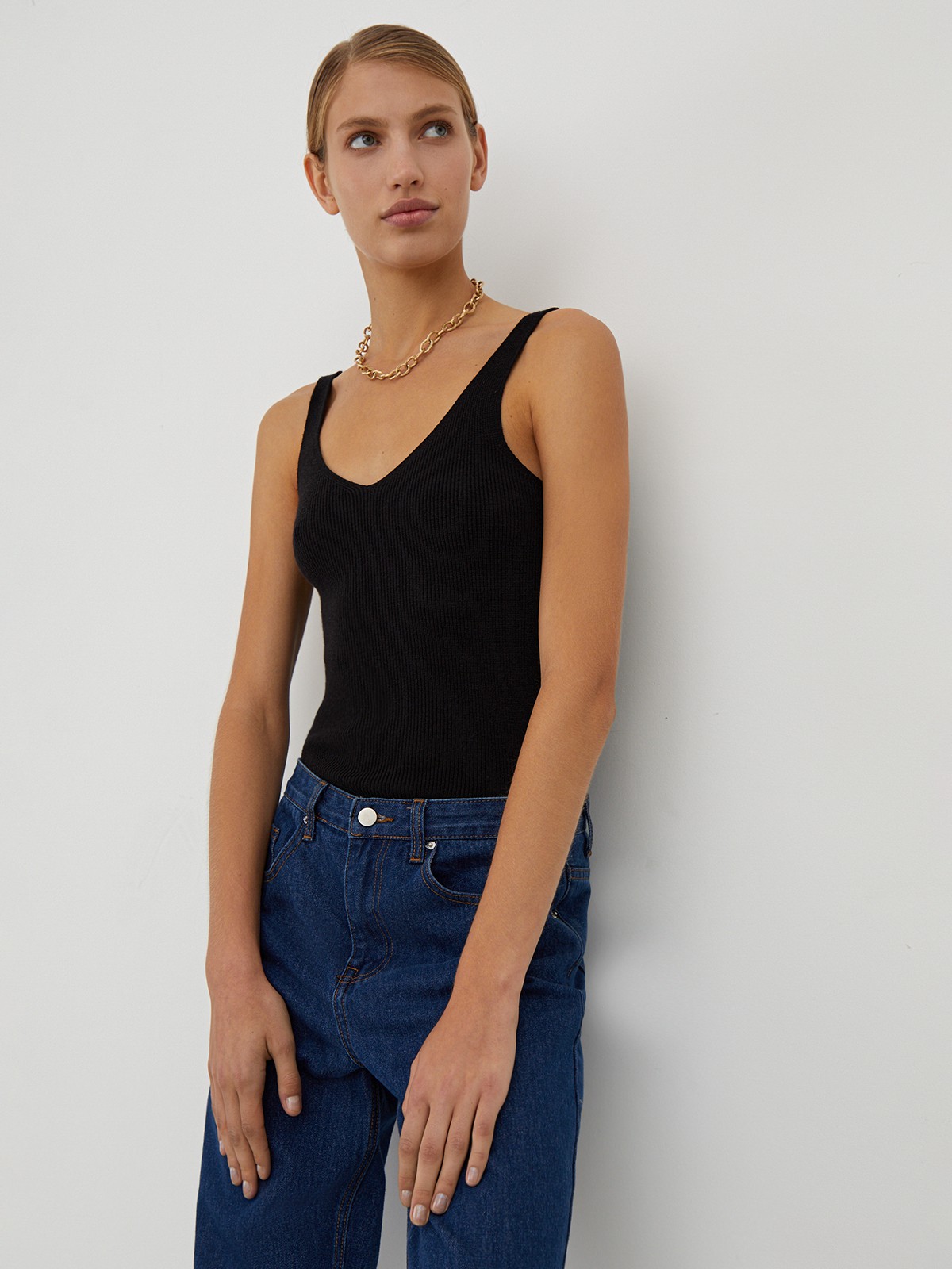 


Топ сV-образнымвырезом, и бретелями из вязаного ребристого трикотажа. Облегающий крой подчеркивает фигуру.

На модели размер XS