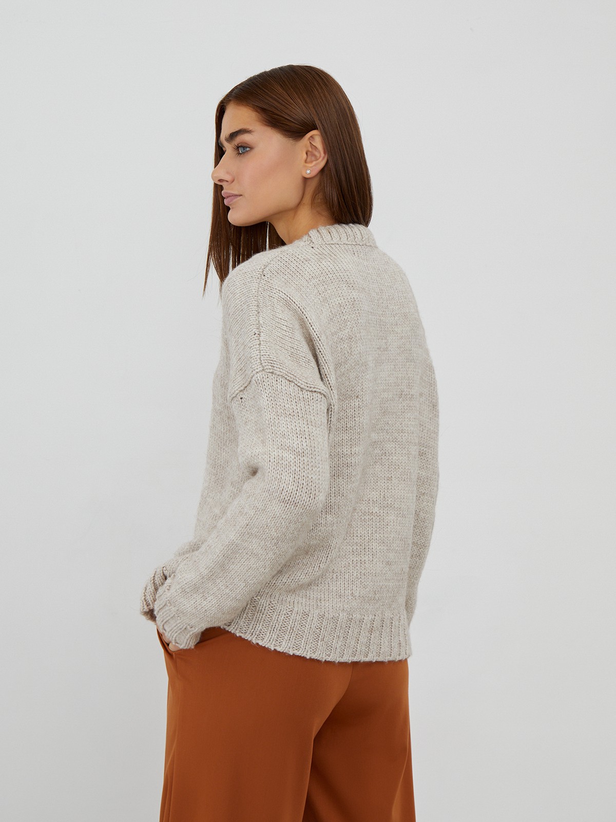 Oversize джемпер крупной вязки, цвет: светло-бежевый Allweneed
Джемпер oversize кроя из смесовой шерсти крупной вязки. Круглая горловина, манжеты и низ с ребристой окантовкой. Приспущенная плечевая линия.
На модели размер M/L