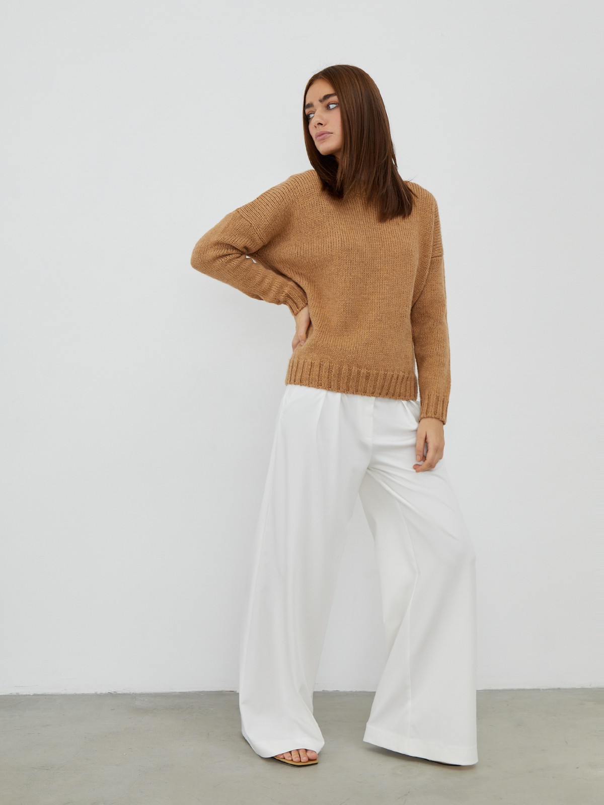 


Джемпер oversize кроя из смесовой шерсти крупной вязки. Круглая горловина, манжеты и низ с ребристой окантовкой. Приспущенная плечевая линия.

На модели размер M/L