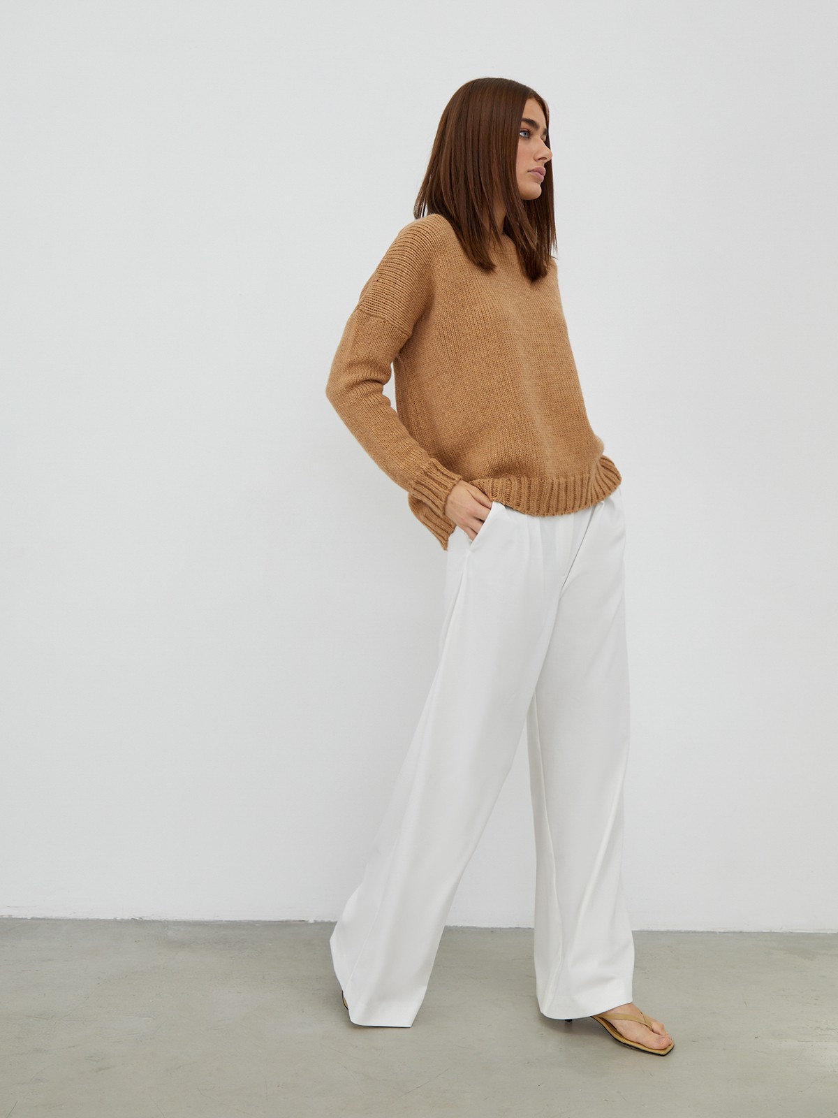 


Джемпер oversize кроя из смесовой шерсти крупной вязки. Круглая горловина, манжеты и низ с ребристой окантовкой. Приспущенная плечевая линия.

На модели размер M/L