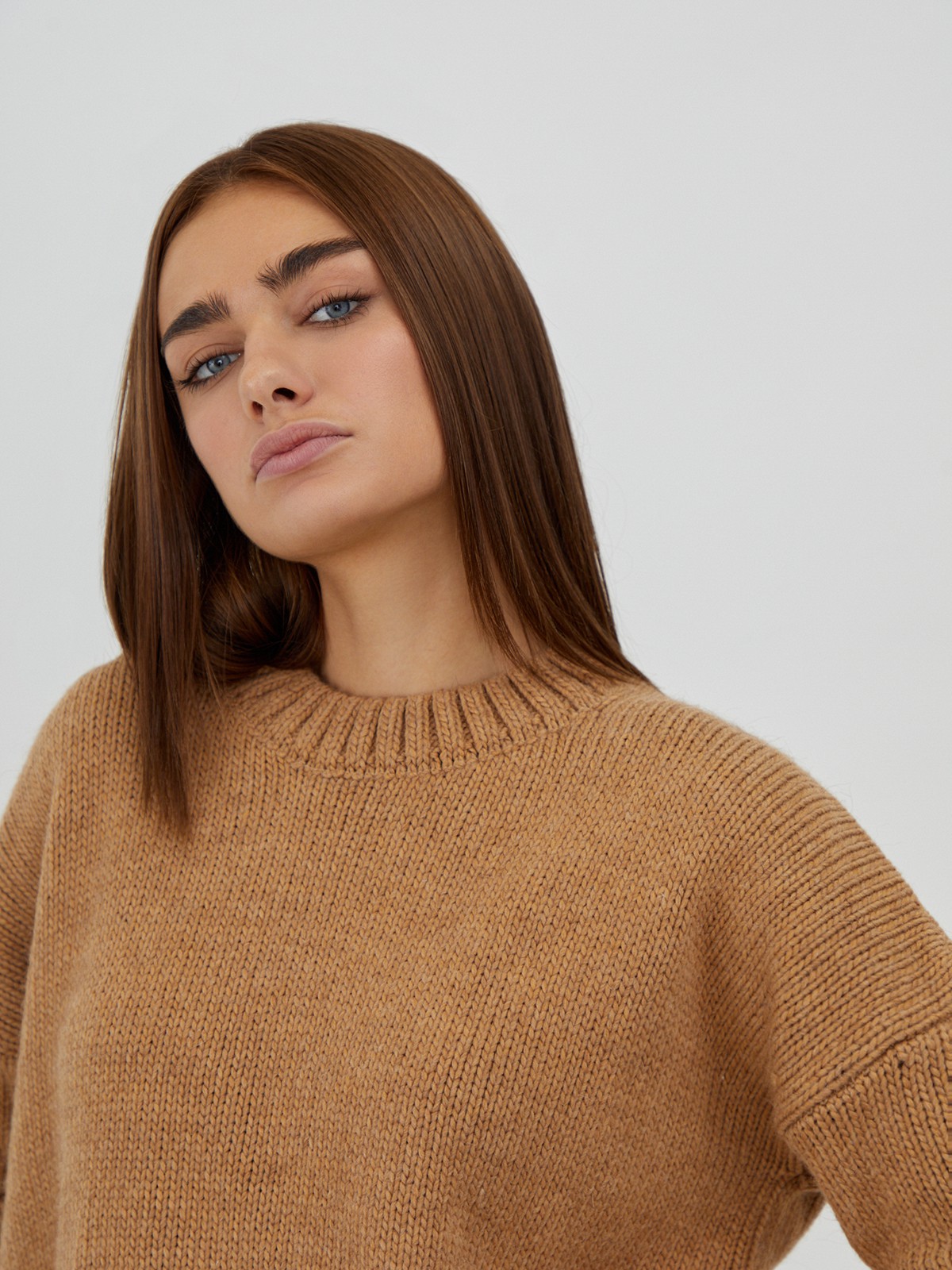 


Джемпер oversize кроя из смесовой шерсти крупной вязки. Круглая горловина, манжеты и низ с ребристой окантовкой. Приспущенная плечевая линия.

На модели размер M/L