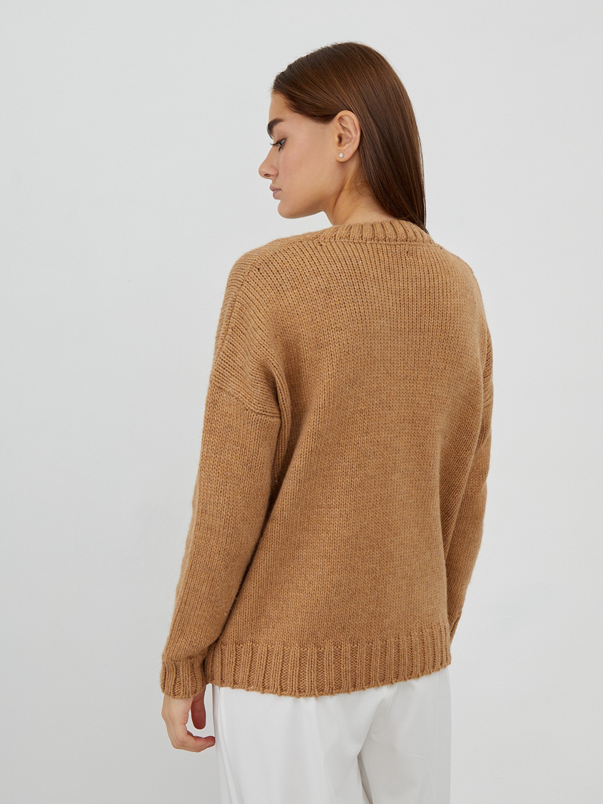 


Джемпер oversize кроя из смесовой шерсти крупной вязки. Круглая горловина, манжеты и низ с ребристой окантовкой. Приспущенная плечевая линия.

На модели размер M/L