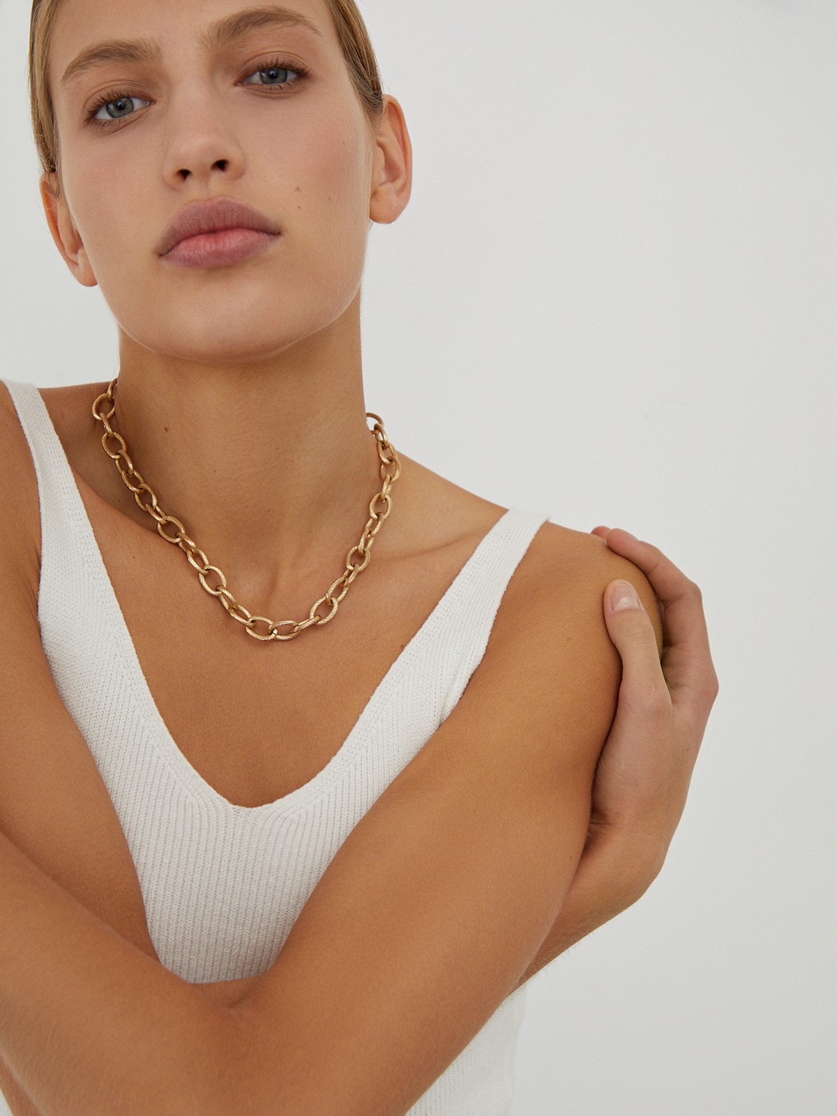 


Топ сV-образнымвырезом, и бретелями из вязаного ребристого трикотажа. Облегающий крой подчеркивает фигуру.

На модели размер XS