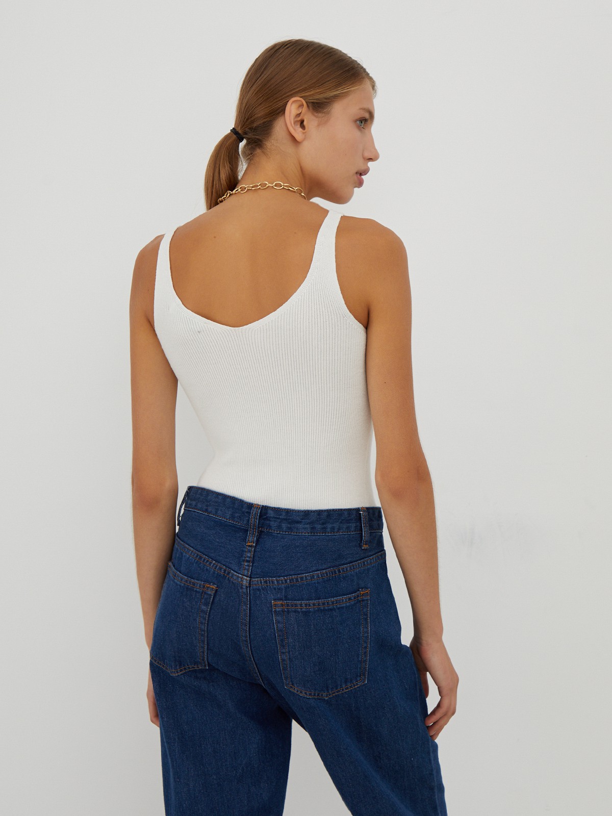 


Топ сV-образнымвырезом, и бретелями из вязаного ребристого трикотажа. Облегающий крой подчеркивает фигуру.

На модели размер XS