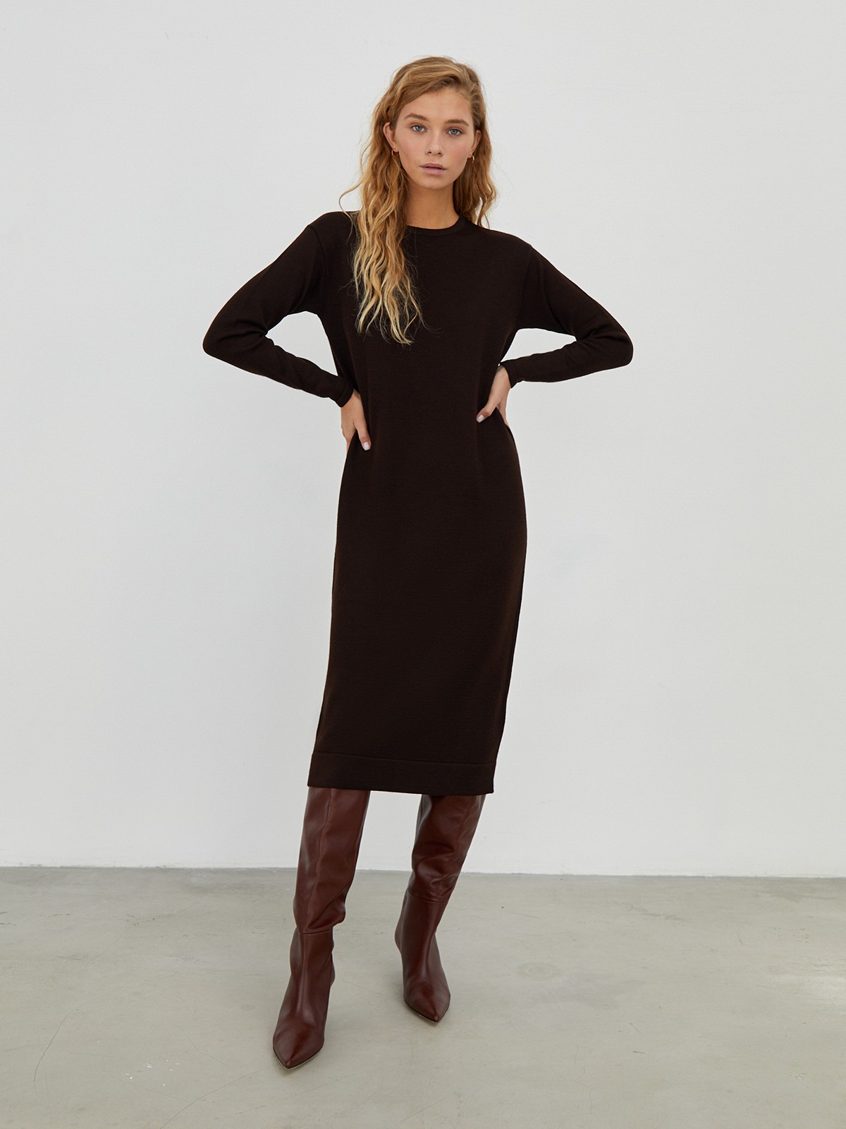 Вязаное платье-миди, цвет: темно-коричневый Allweneed
Вязаное платье-миди из тонкого трикотажа. Длинные рукава, вырез лодочка.
На модели размер XS/S