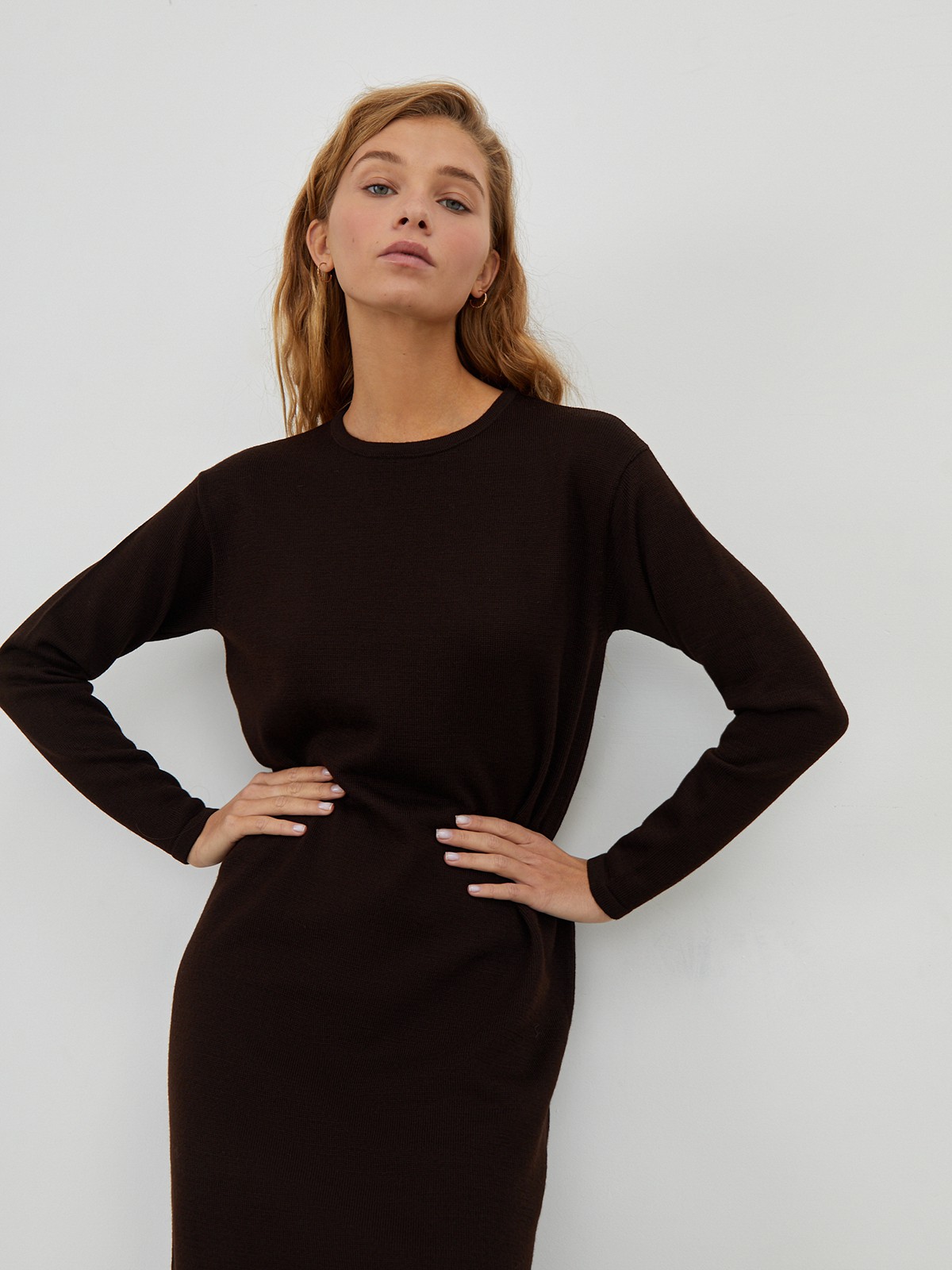 Вязаное платье-миди, цвет: темно-коричневый Allweneed
Вязаное платье-миди из тонкого трикотажа. Длинные рукава, вырез лодочка.
На модели размер XS/S