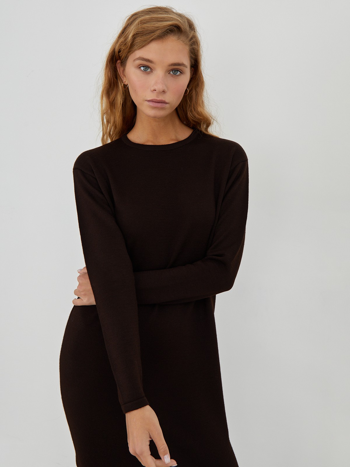 Вязаное платье-миди, цвет: темно-коричневый Allweneed
Вязаное платье-миди из тонкого трикотажа. Длинные рукава, вырез лодочка.
На модели размер XS/S