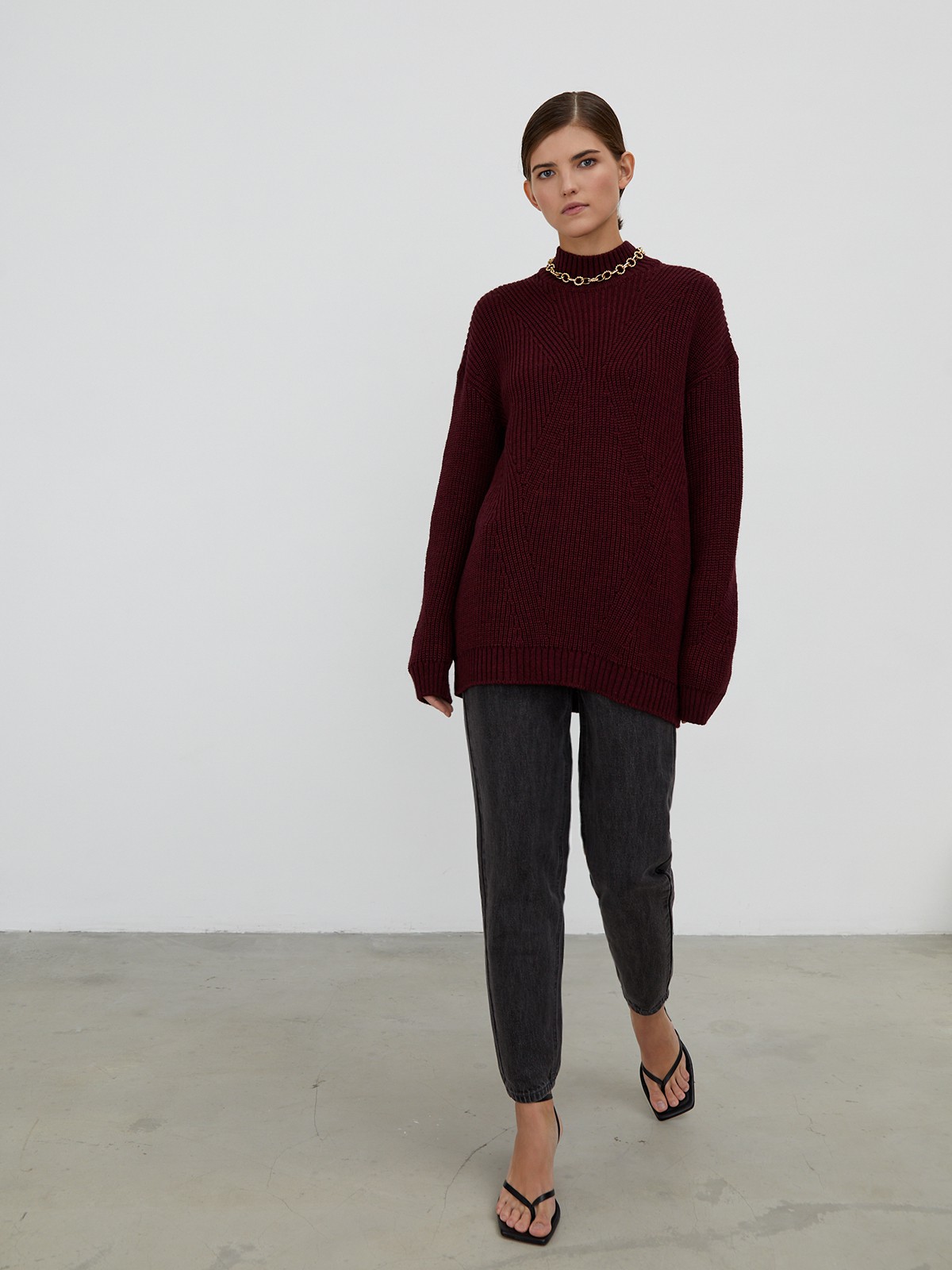 Свитер с фигурной вязкой, цвет: бордовый Allweneed Теплый свитер с добавлением шерсти альпака. Модель дополнена фигурной вязкой спереди. Приятной особенностью является то, что свитер мягкий на ощупь и не колется. Сочетайте данную модель с джинсами или в деловом образе.
На модели размер one size
