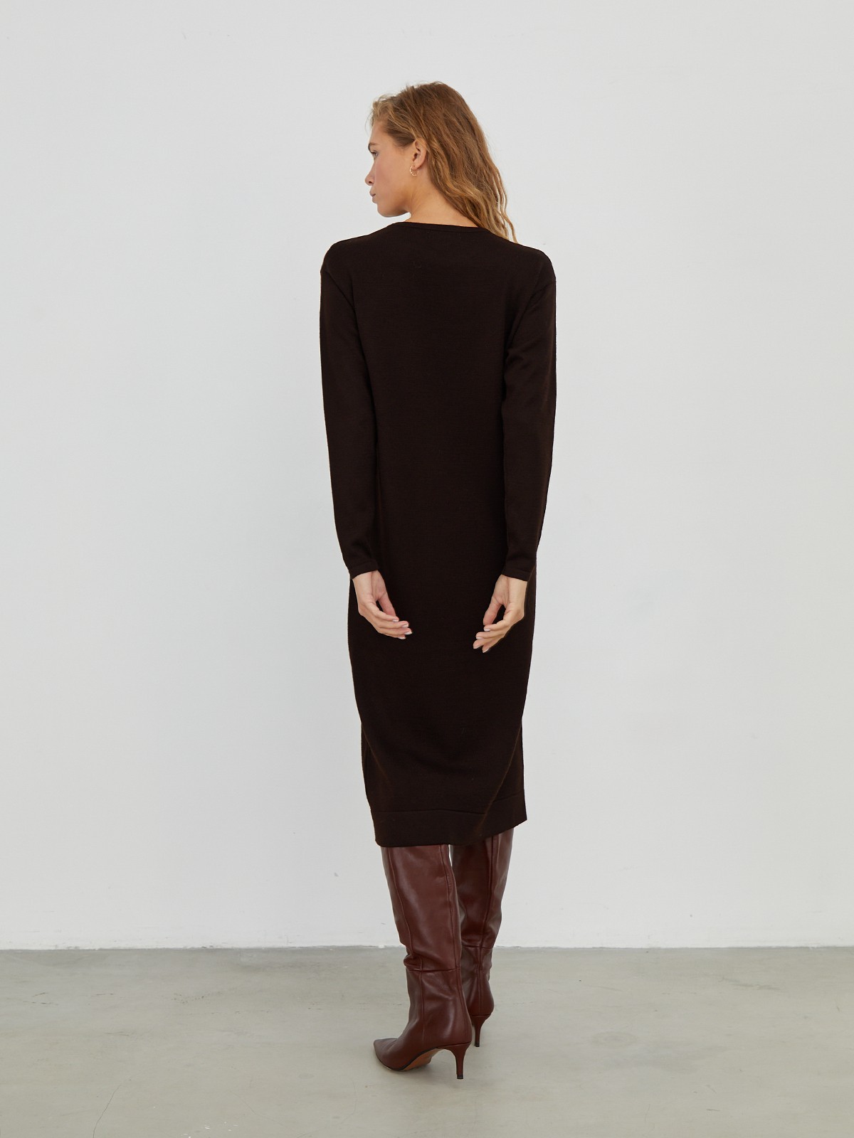 Вязаное платье-миди, цвет: темно-коричневый Allweneed
Вязаное платье-миди из тонкого трикотажа. Длинные рукава, вырез лодочка.
На модели размер XS/S