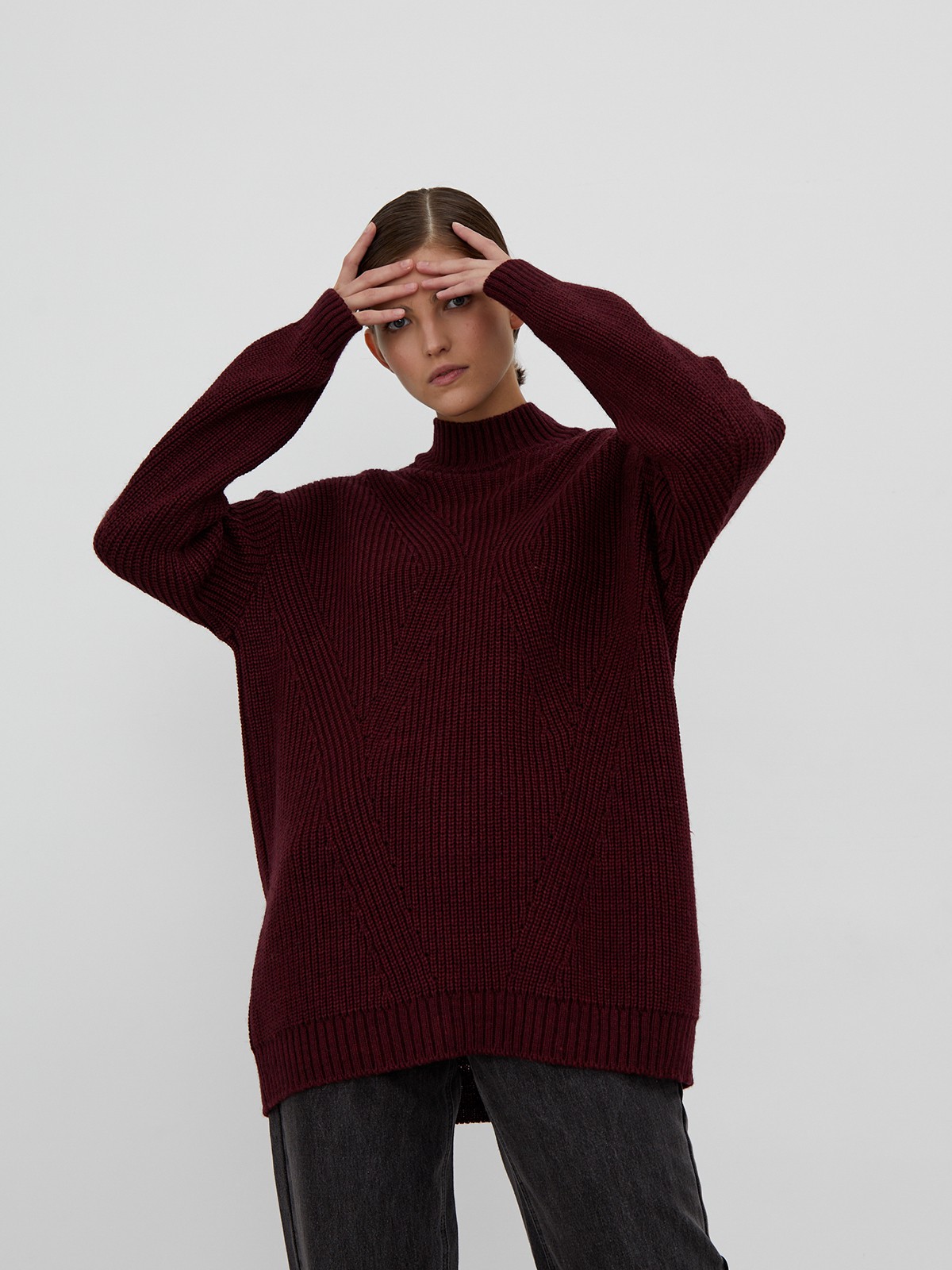 Свитер с фигурной вязкой, цвет: бордовый Allweneed Теплый свитер с добавлением шерсти альпака. Модель дополнена фигурной вязкой спереди. Приятной особенностью является то, что свитер мягкий на ощупь и не колется. Сочетайте данную модель с джинсами или в деловом образе.
На модели размер one size
