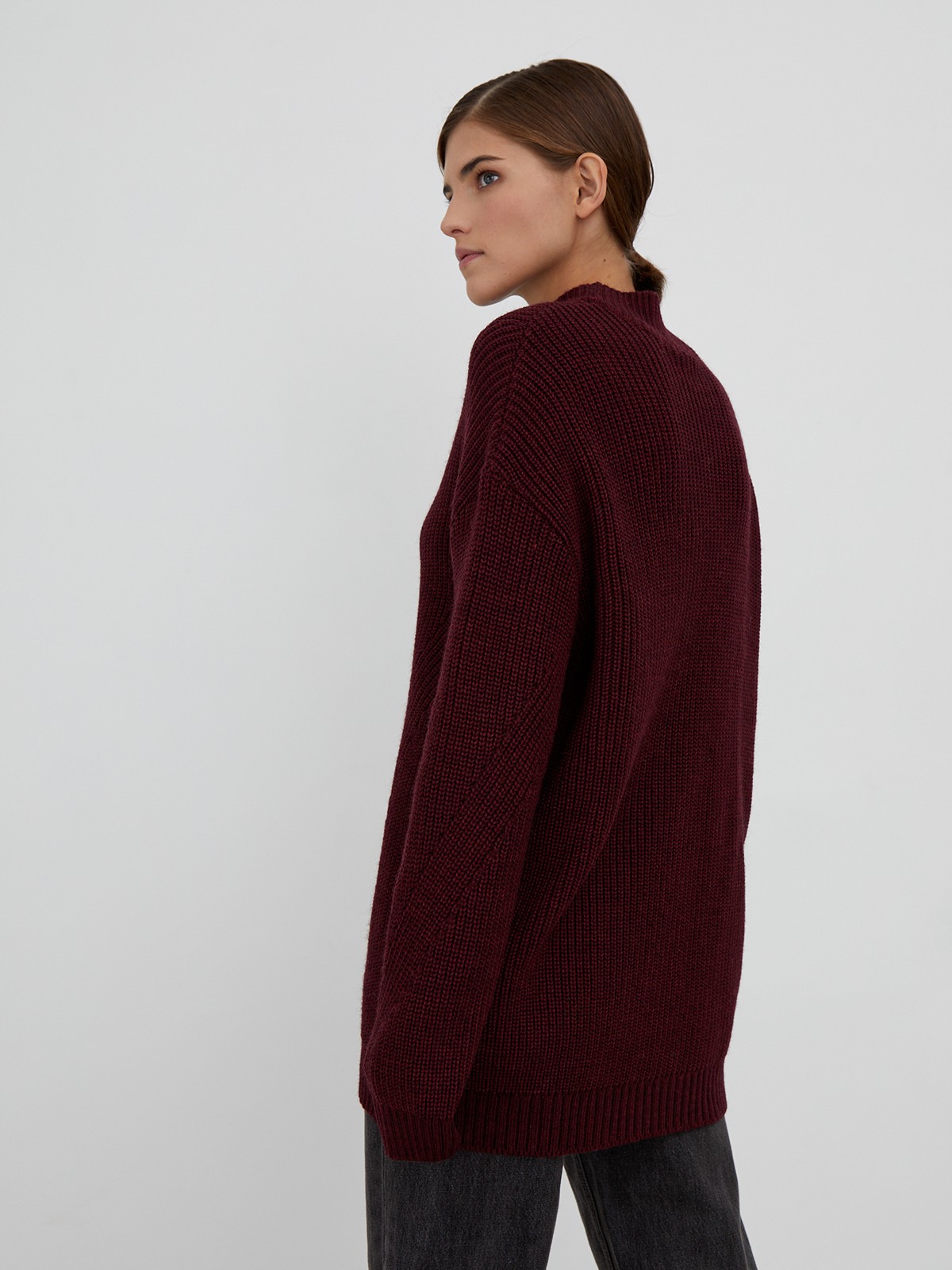 Свитер с фигурной вязкой, цвет: бордовый Allweneed Теплый свитер с добавлением шерсти альпака. Модель дополнена фигурной вязкой спереди. Приятной особенностью является то, что свитер мягкий на ощупь и не колется. Сочетайте данную модель с джинсами или в деловом образе.
На модели размер one size