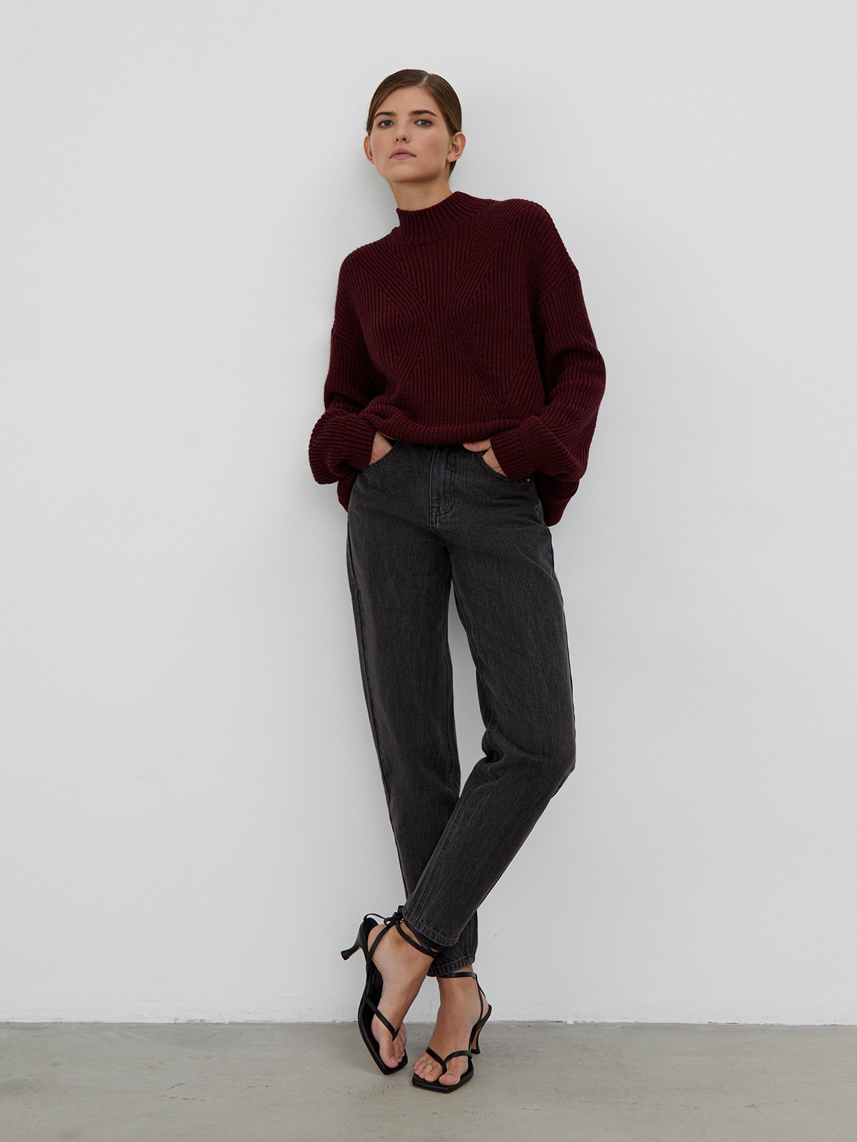Свитер с фигурной вязкой, цвет: бордовый Allweneed Теплый свитер с добавлением шерсти альпака. Модель дополнена фигурной вязкой спереди. Приятной особенностью является то, что свитер мягкий на ощупь и не колется. Сочетайте данную модель с джинсами или в деловом образе.
На модели размер one size