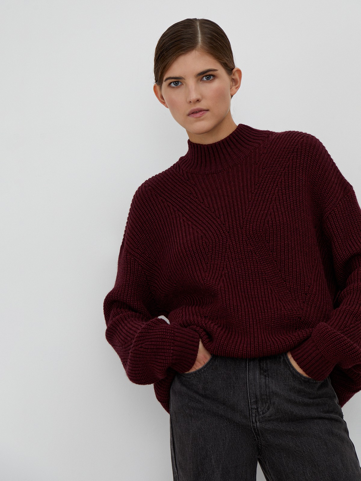 Свитер с фигурной вязкой, цвет: бордовый Allweneed Теплый свитер с добавлением шерсти альпака. Модель дополнена фигурной вязкой спереди. Приятной особенностью является то, что свитер мягкий на ощупь и не колется. Сочетайте данную модель с джинсами или в деловом образе.
На модели размер one size